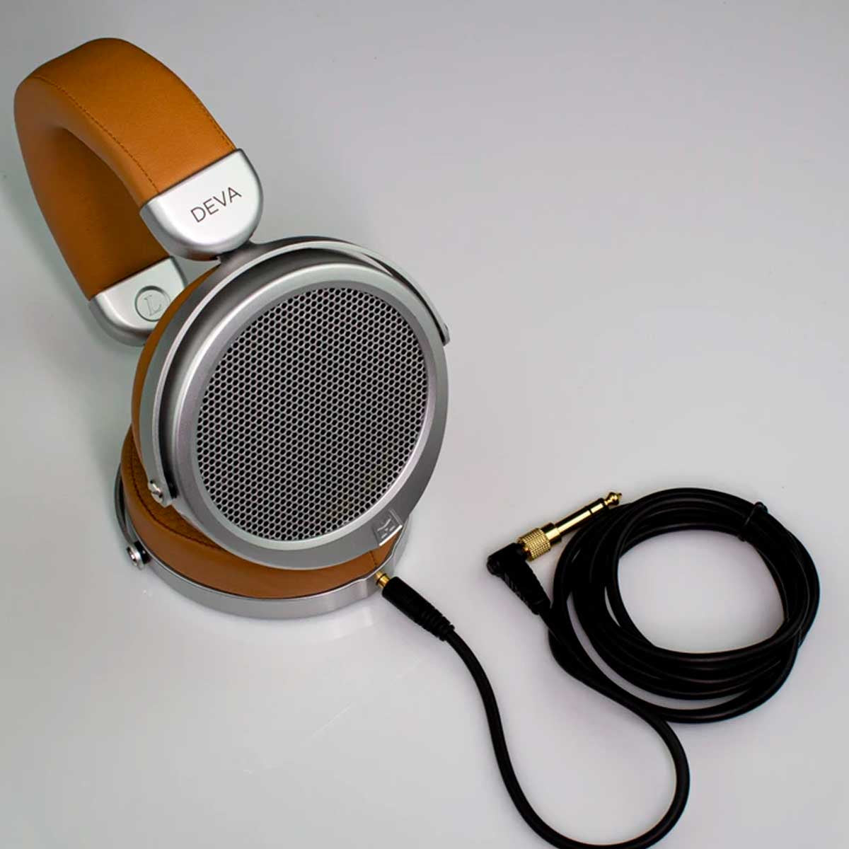 Auriculares marrones con detalles plateados y cable negro.