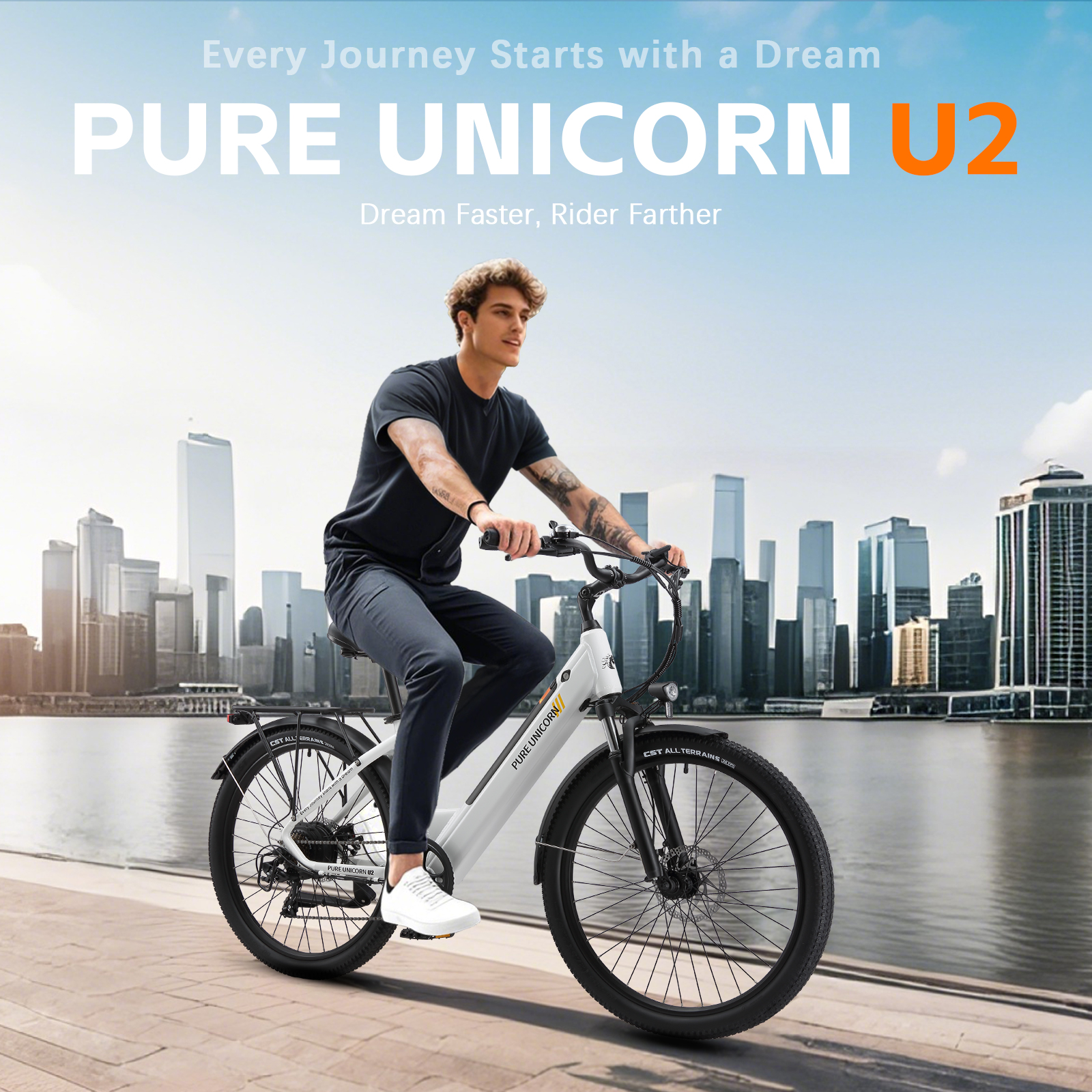 Ein Mann fährt ein weißes E-Bike am Wasser entlang vor einer Stadtkulisse.
