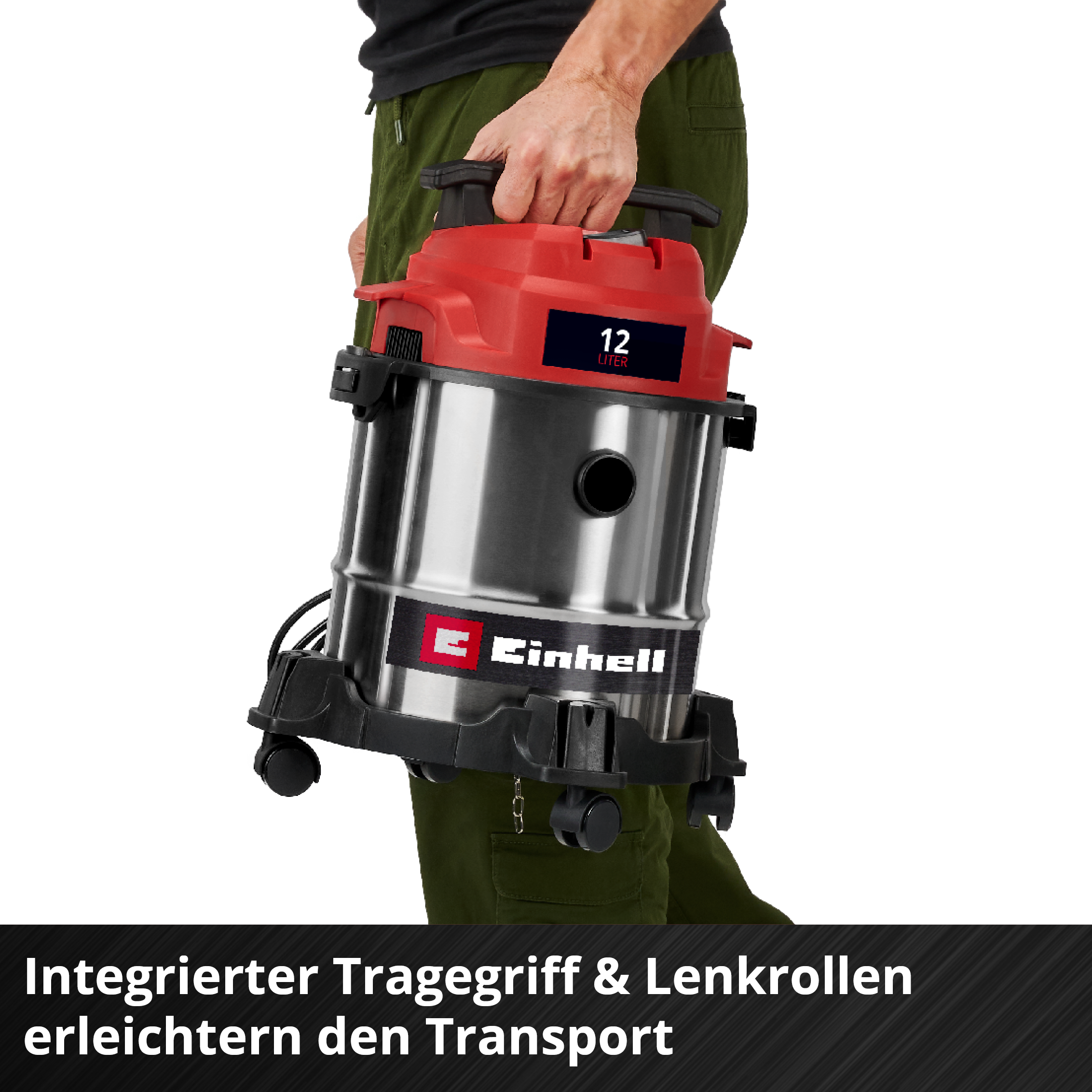 Person trägt roten Einhell Nass-/Trockensauger mit 12 Liter Kapazität.