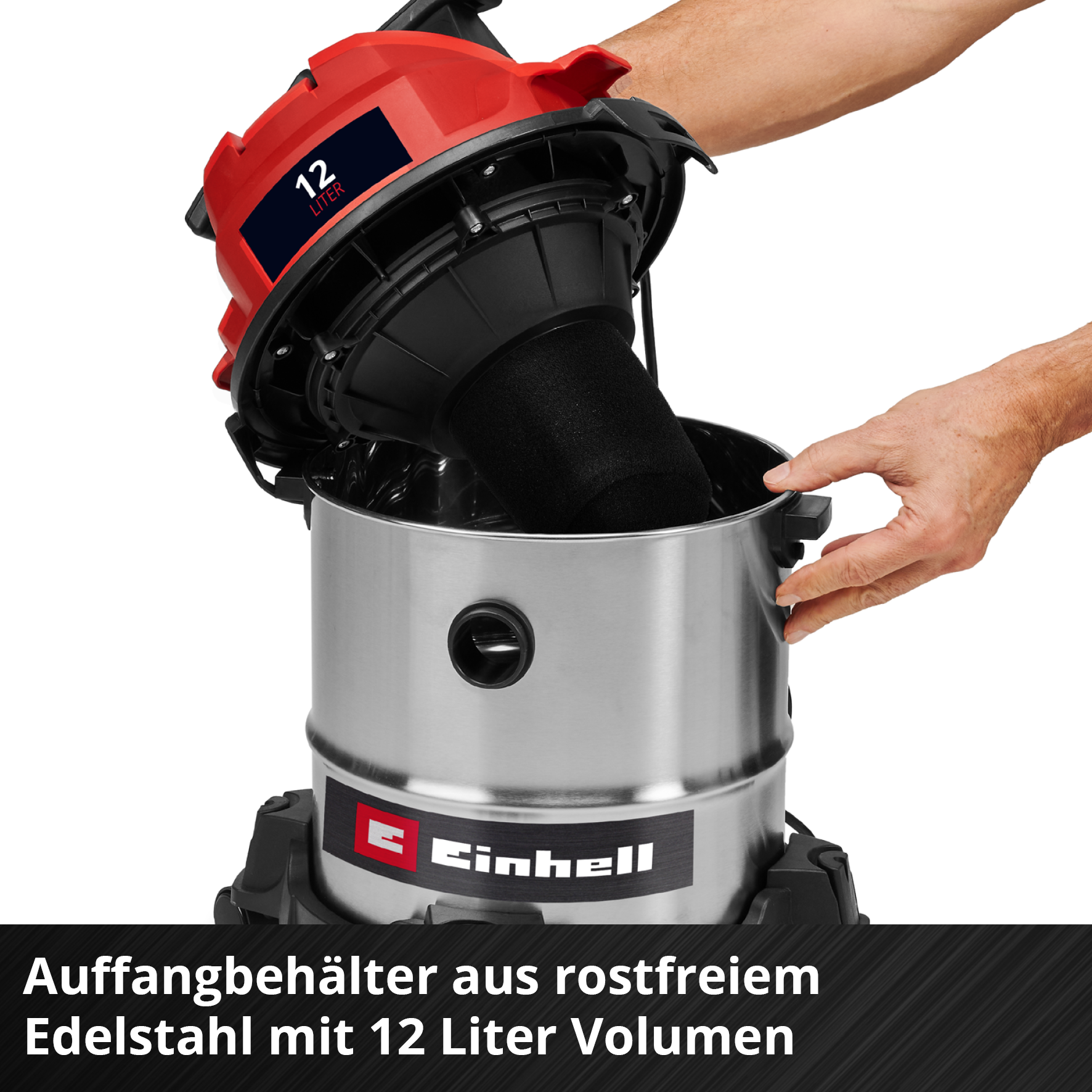 Ein Mann öffnet einen roten Staubsaugerdeckel mit 12 Liter Kapazität.