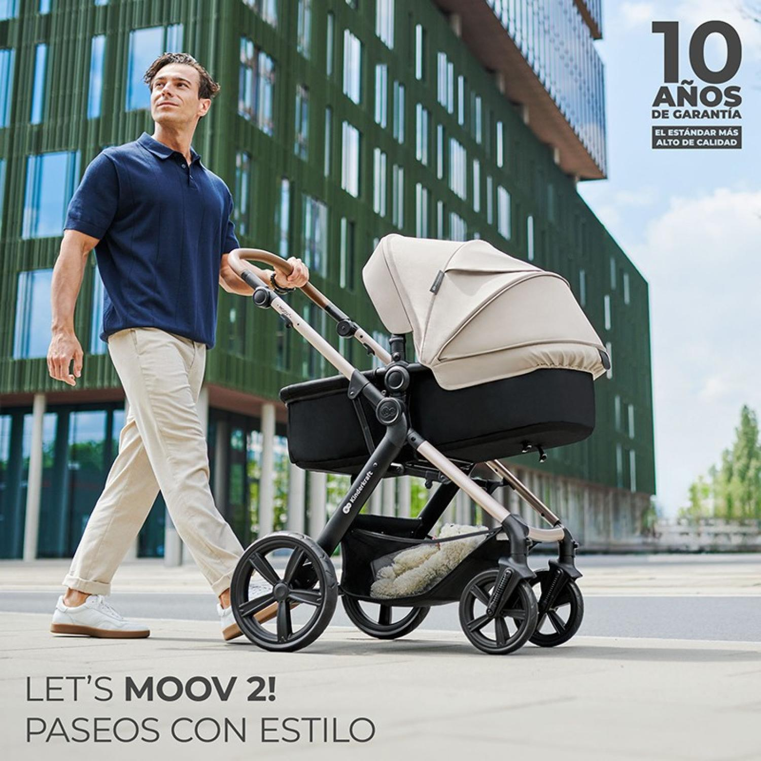 Ein Mann schiebt einen Kinderwagen vor einem modernen Gebäude.