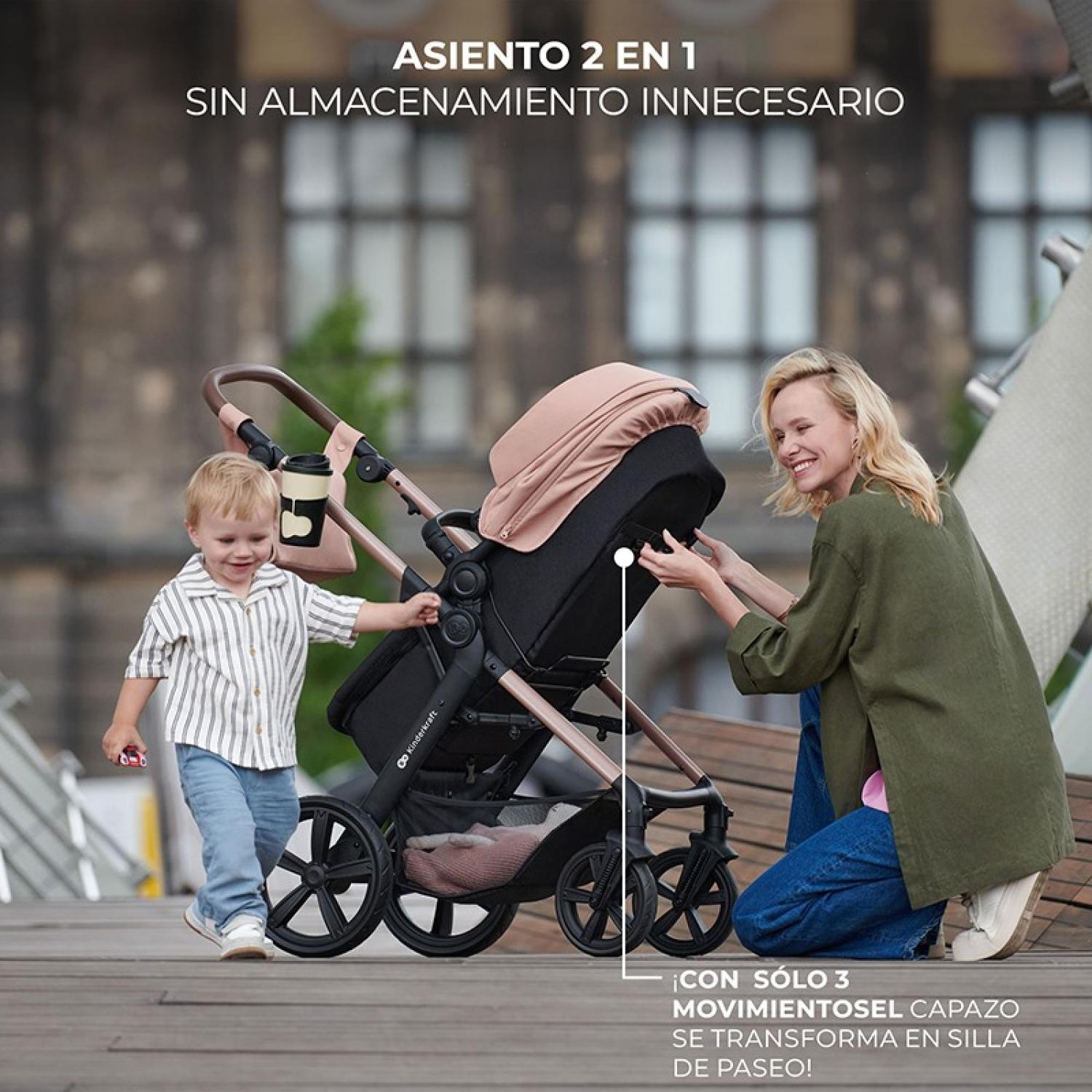 Eine Frau kniet neben einem Kinderwagen, ein Kind steht daneben.