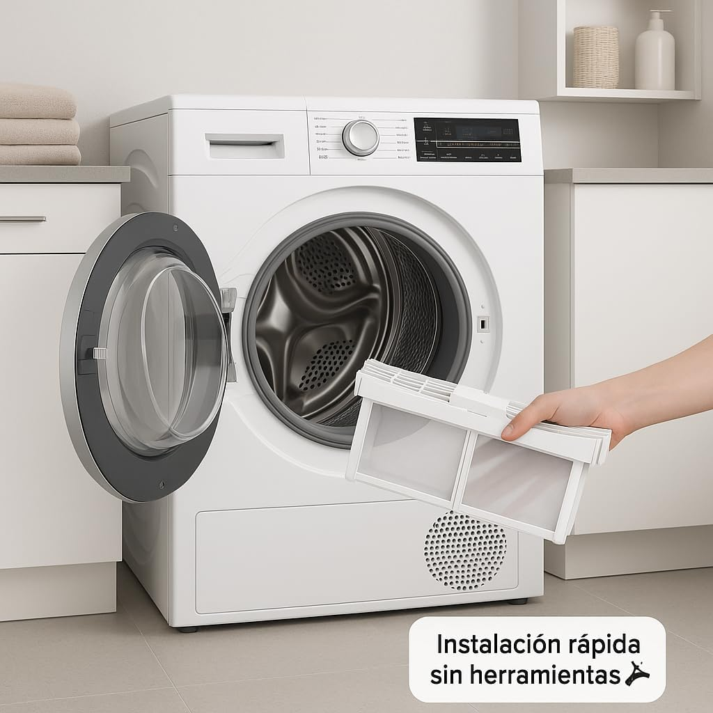 Una mano sostiene un filtro de pelusa blanco frente a una secadora abierta.
