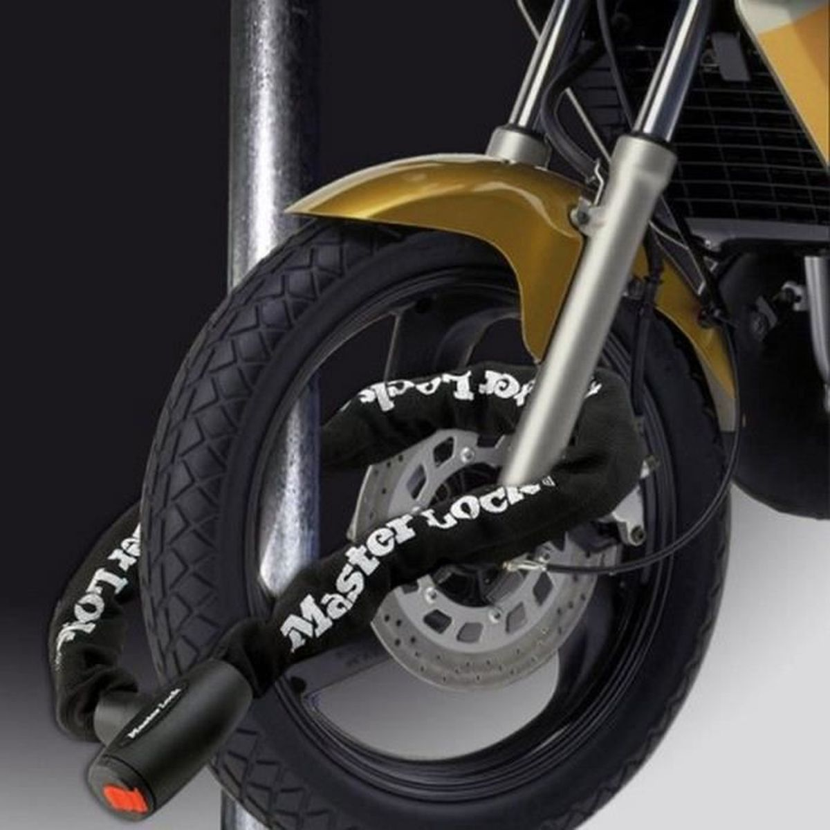 Ruota moto con catena Master Lock avvolta attorno al disco freno e al cerchione.