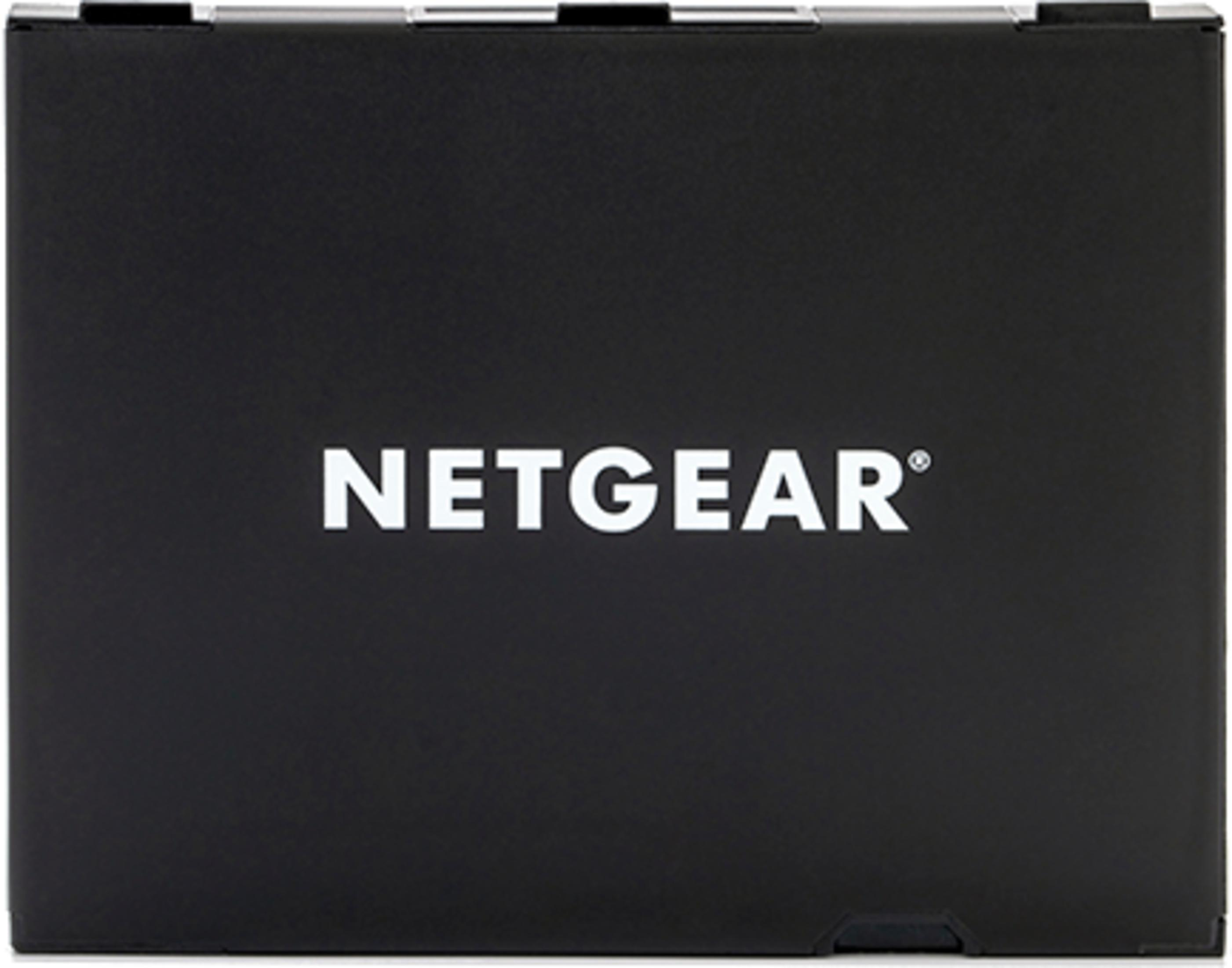 Czarne pudełko z białym logo NETGEAR.