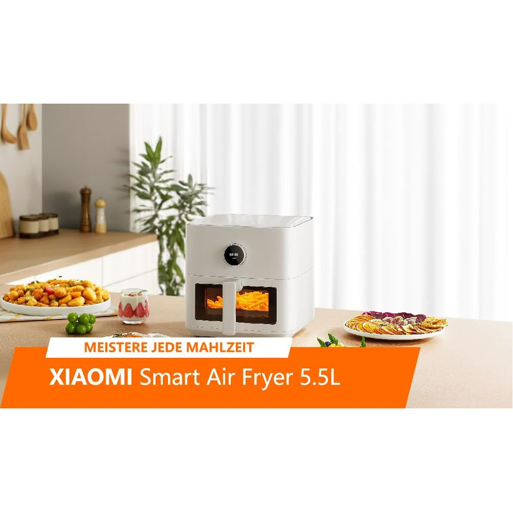 Biała frytkownica beztłuszczowa Xiaomi Smart 5.5L z jedzeniem. Frytki w szufladzie.