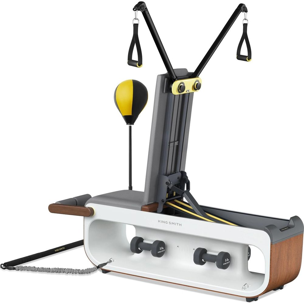 Domowy sprzęt do ćwiczeń z hantlami, gruszką bokserską i uchwytami.