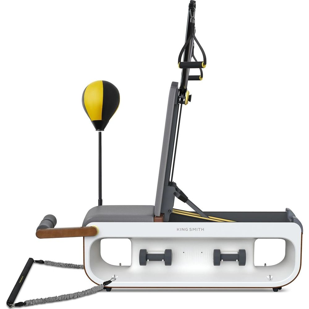 Urządzenie fitness z workiem treningowym, hantlami i taśmami oporowymi.