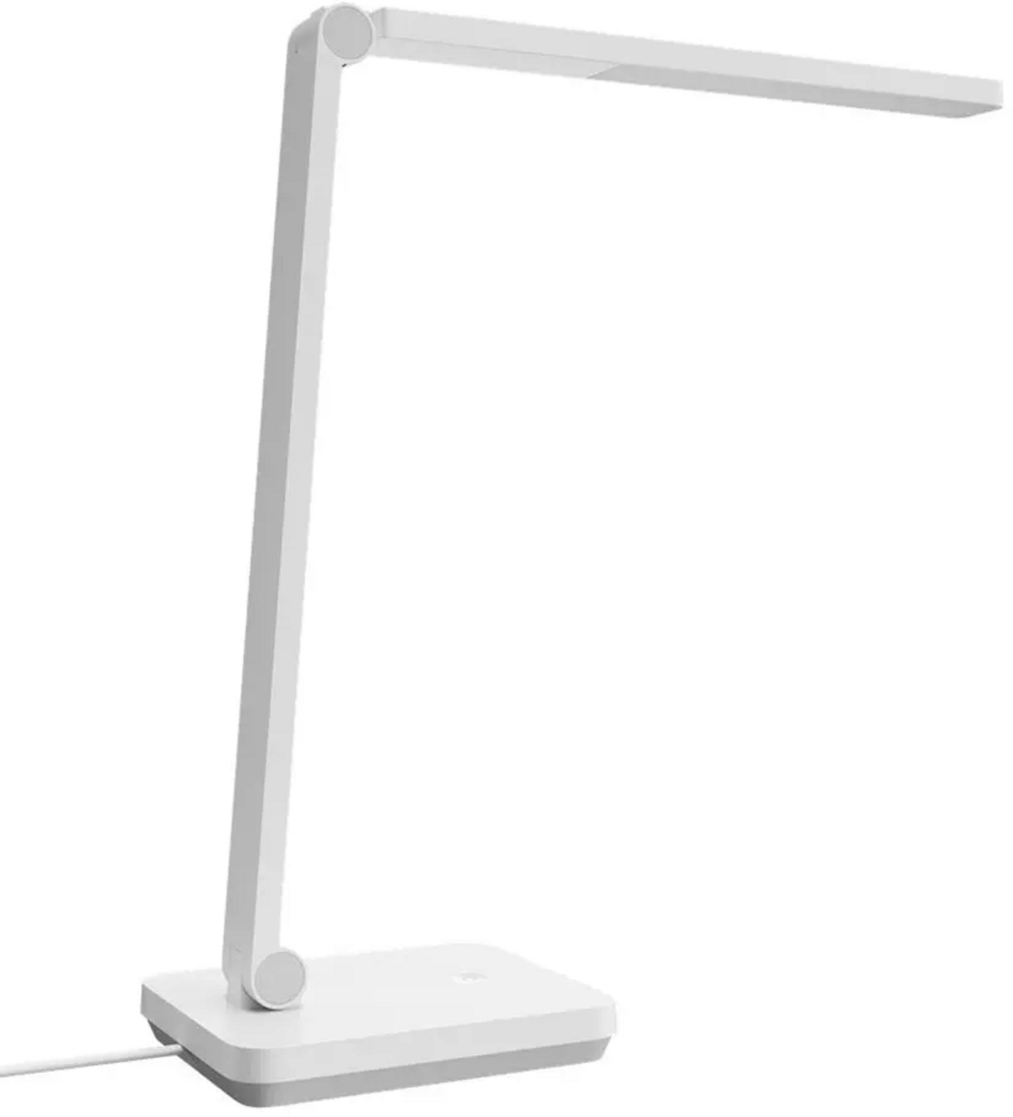 Eine weiße Schreibtischlampe mit einem schwenkbaren Arm und einem rechteckigen Sockel.