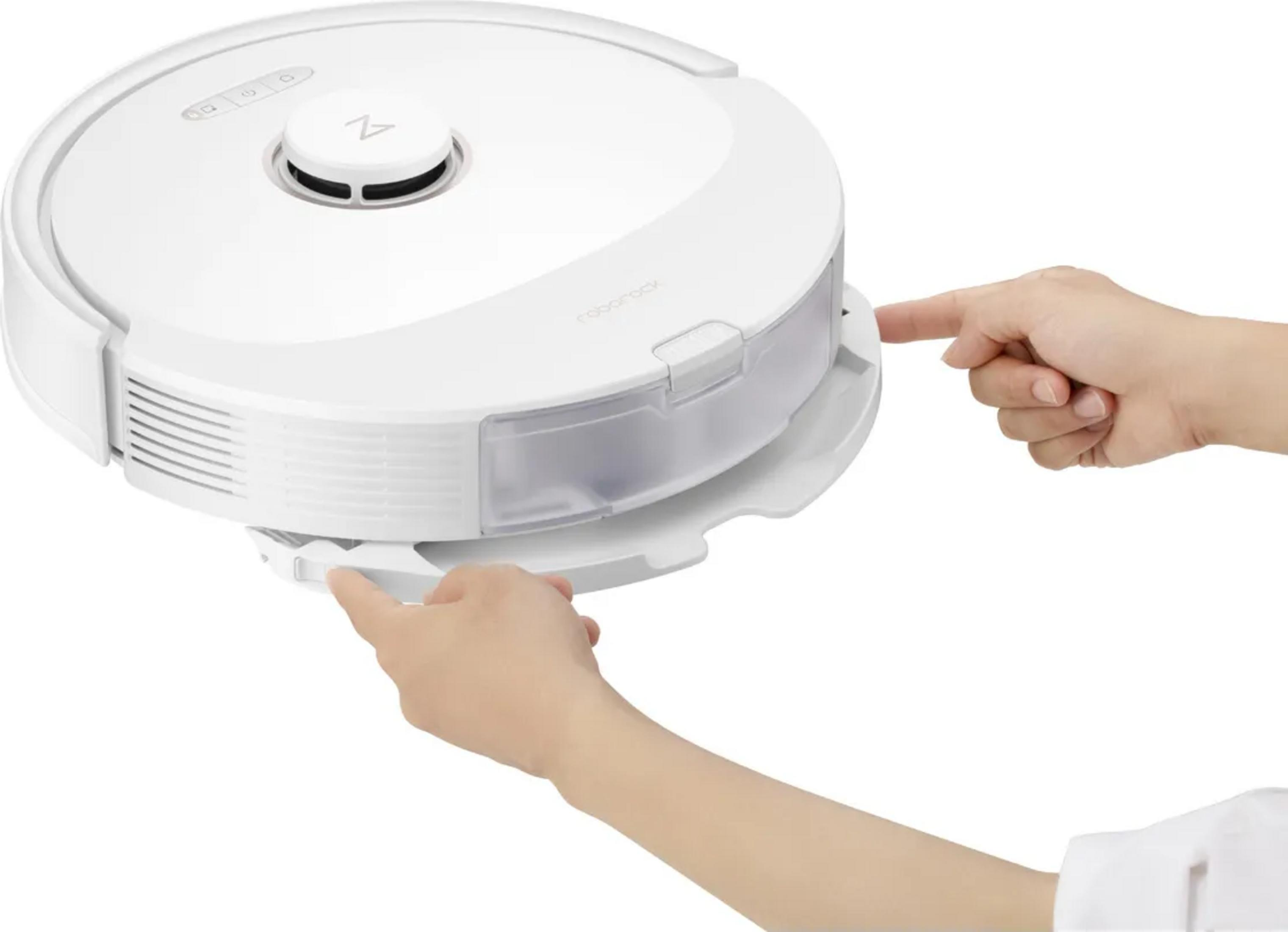 Eller düğmelere basarak beyaz bir robot süpürgeyi çalıştırıyor.