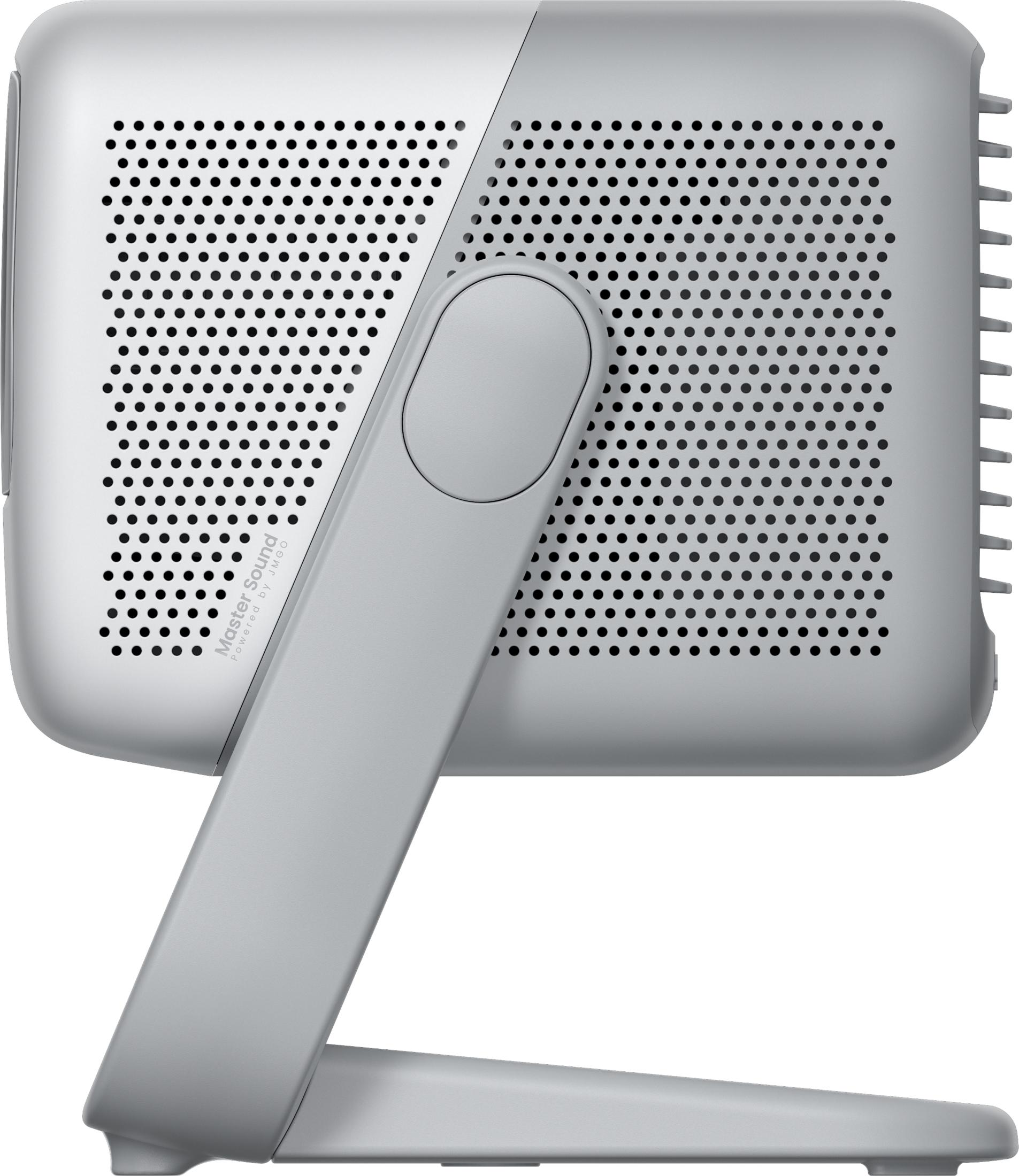 Srebrny głośnik z perforowaną kratką i regulowanym stojakiem.