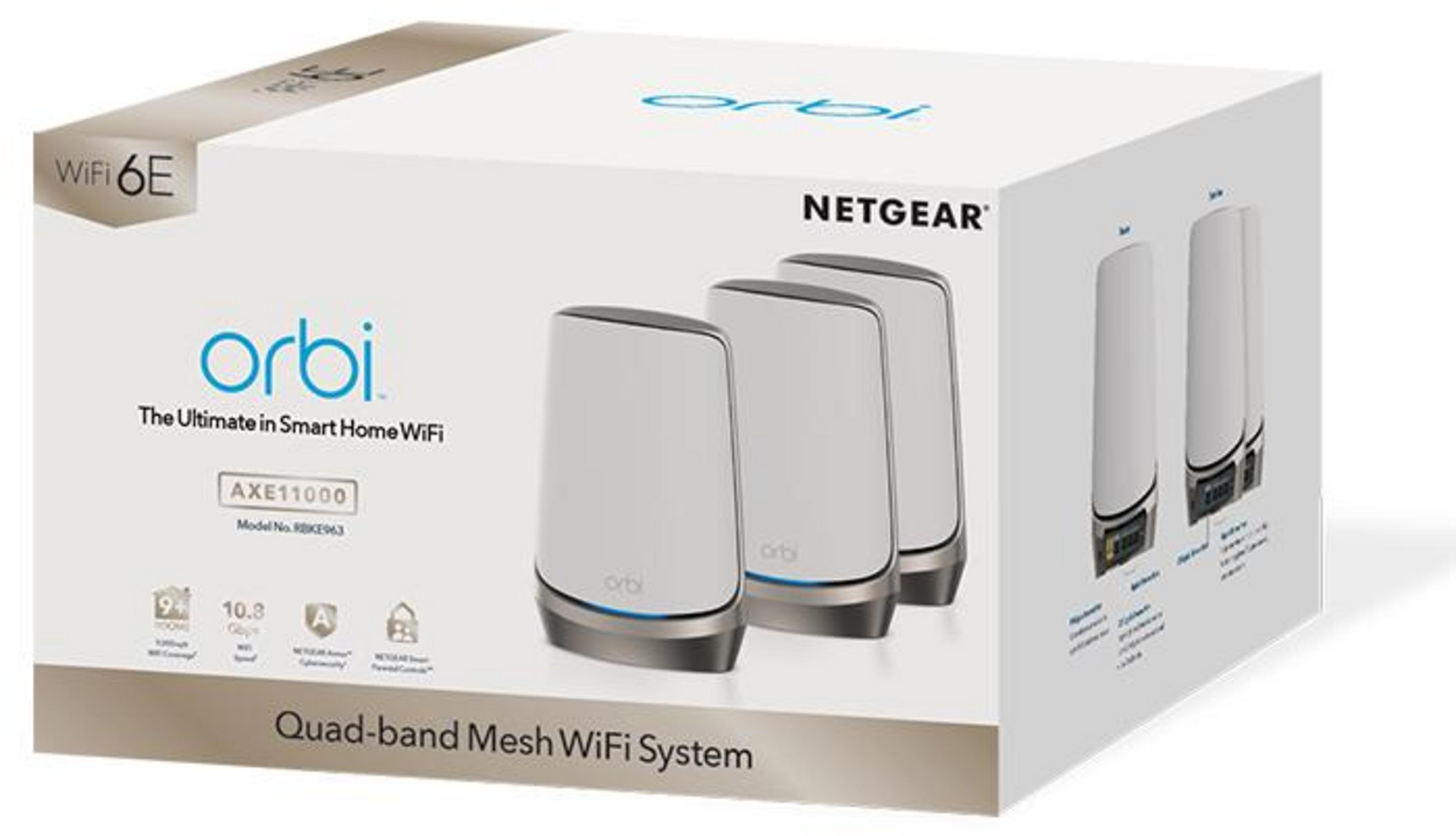 Verpackung eines Netgear Orbi Quad-Band Mesh WiFi 6E Systems mit drei Geräten.