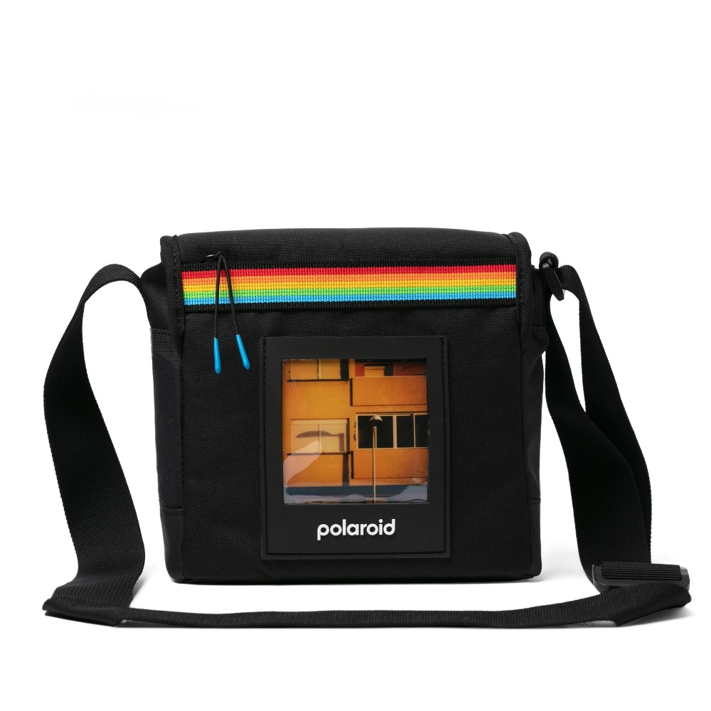 Borsa nera con striscia arcobaleno e foto Polaroid.