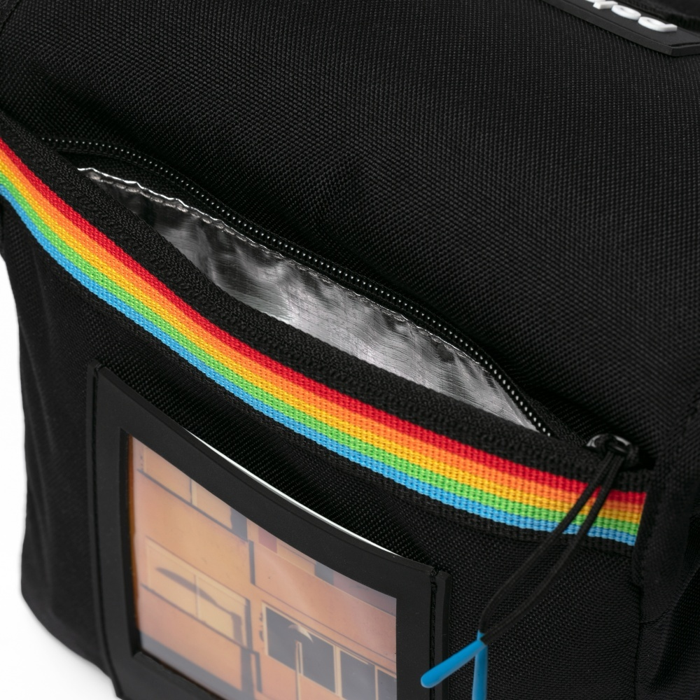 Borsa nera con cerniera e striscia arcobaleno. Finestra con motivo.