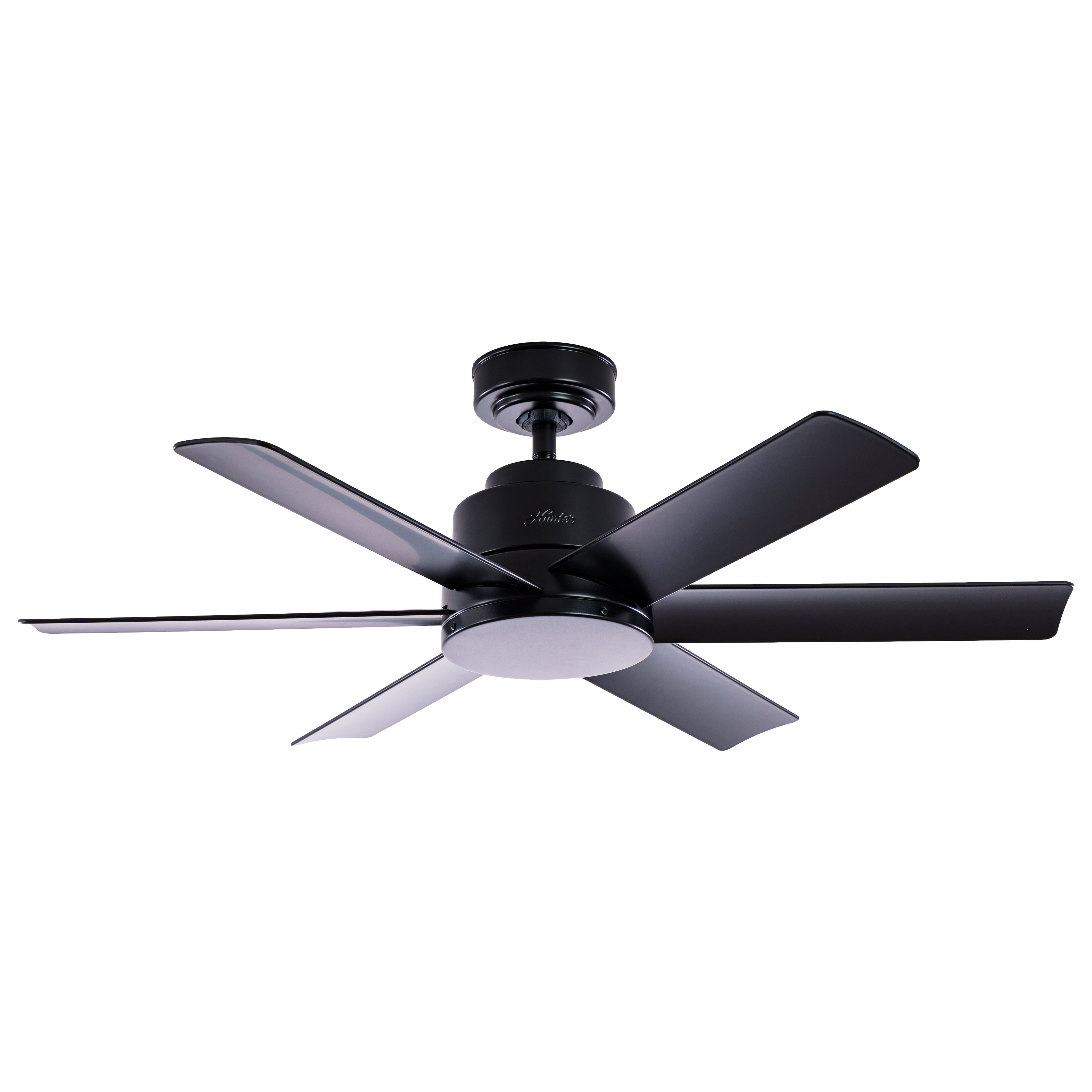 Ein schwarzer Deckenventilator mit sechs Flügeln und einer LED-Leuchte.