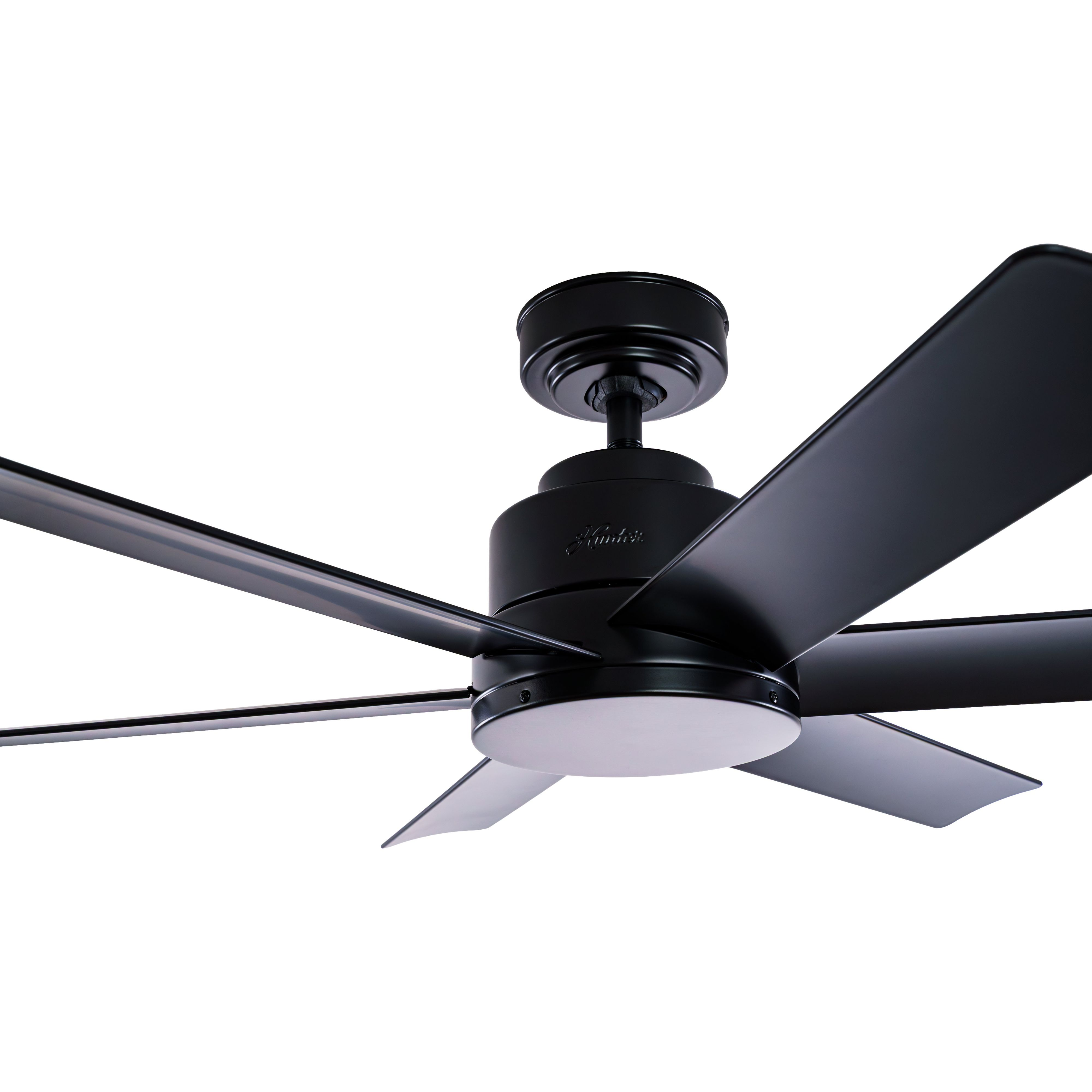 Ein moderner schwarzer Deckenventilator mit fünf Flügeln und integriertem Licht.