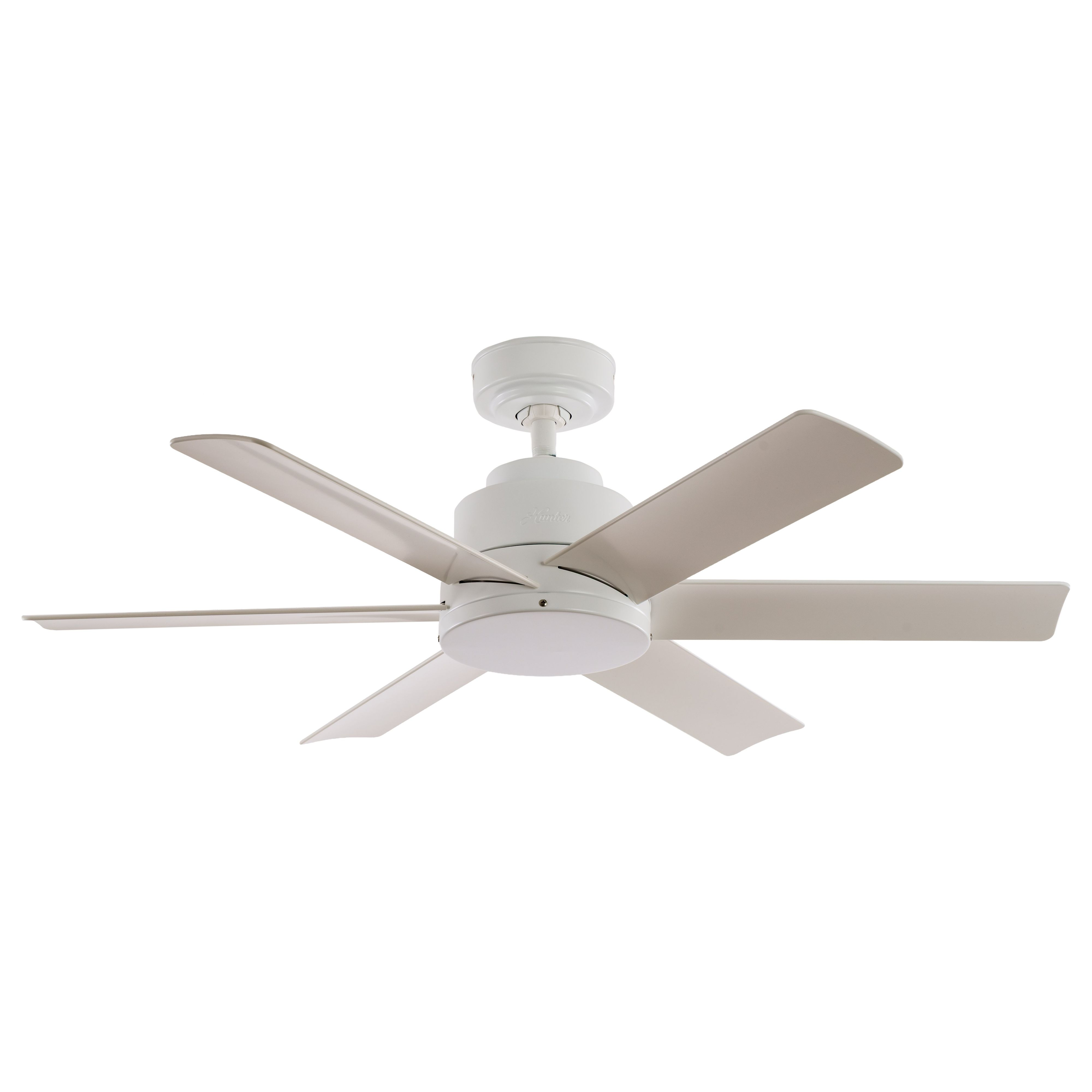 Ein weißer Deckenventilator mit fünf hellgrauen Rotorblättern und einer integrierten LED-Leuchte.