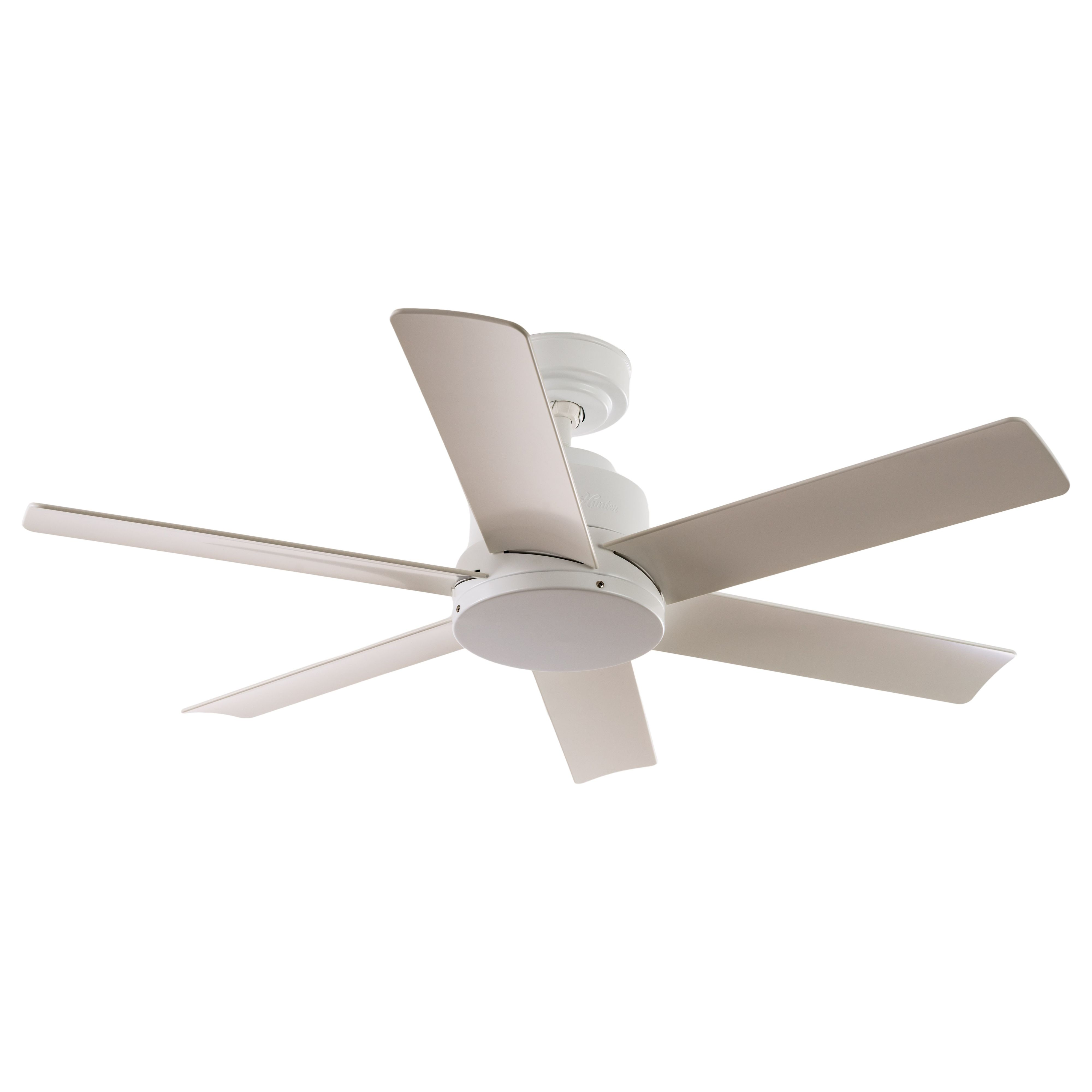 Ein weißer Deckenventilator mit fünf Blättern auf weißem Hintergrund.