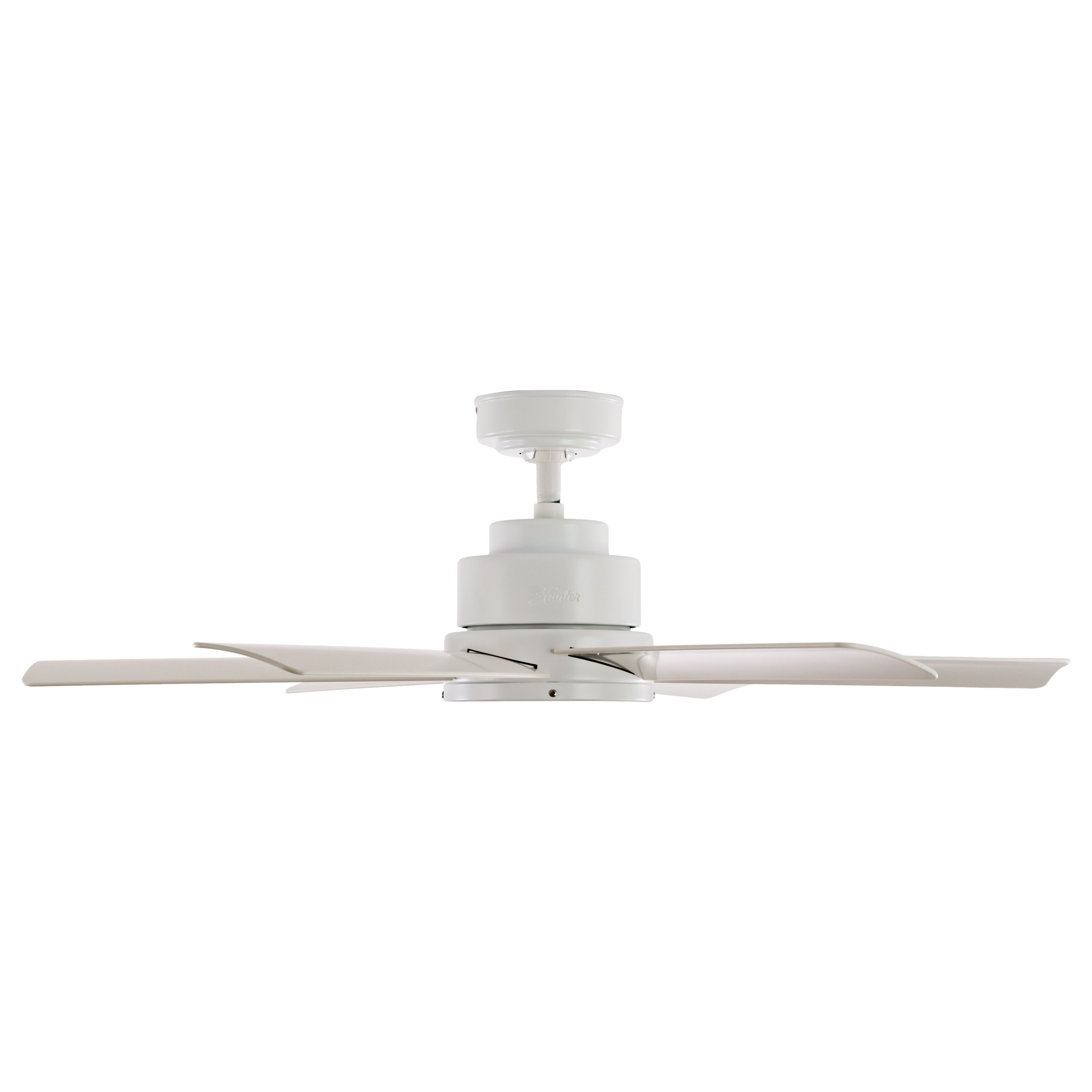 Ein weißer Deckenventilator mit vier Flügeln, isoliert auf weißem Hintergrund.