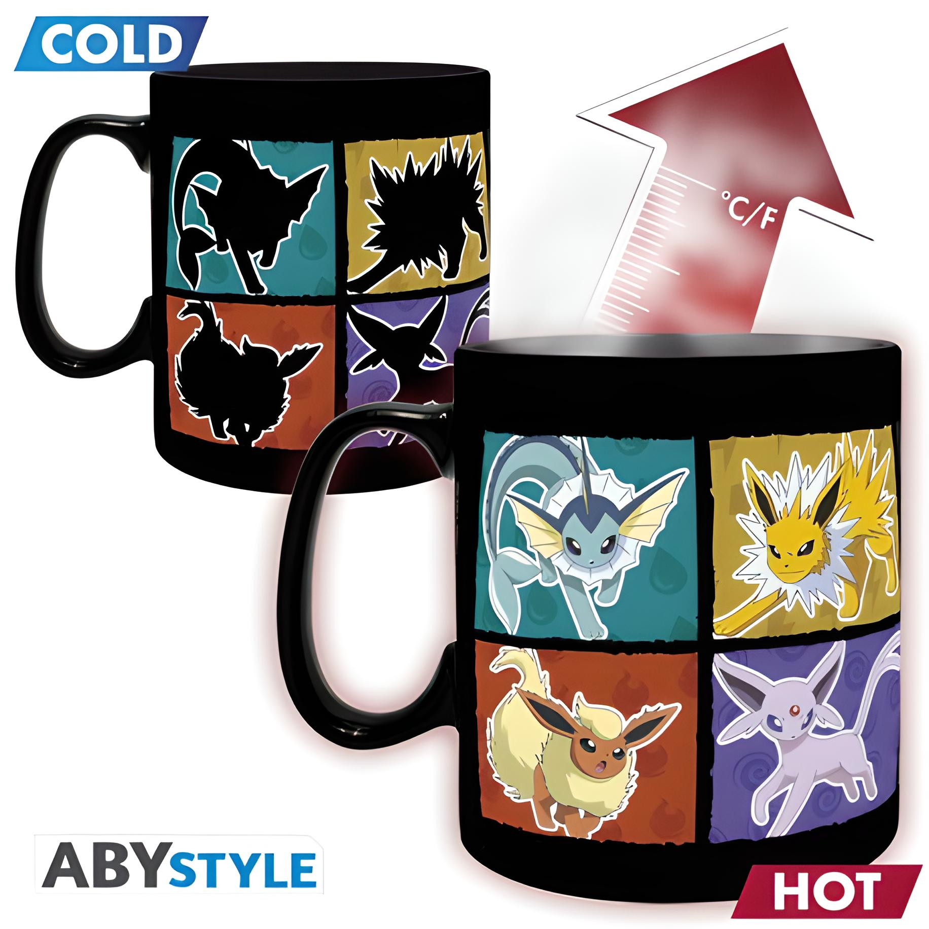 Una taza negra con siluetas de Pokémon e imágenes coloridas de Vaporeon, Jolteon, Flareon y Espeon.