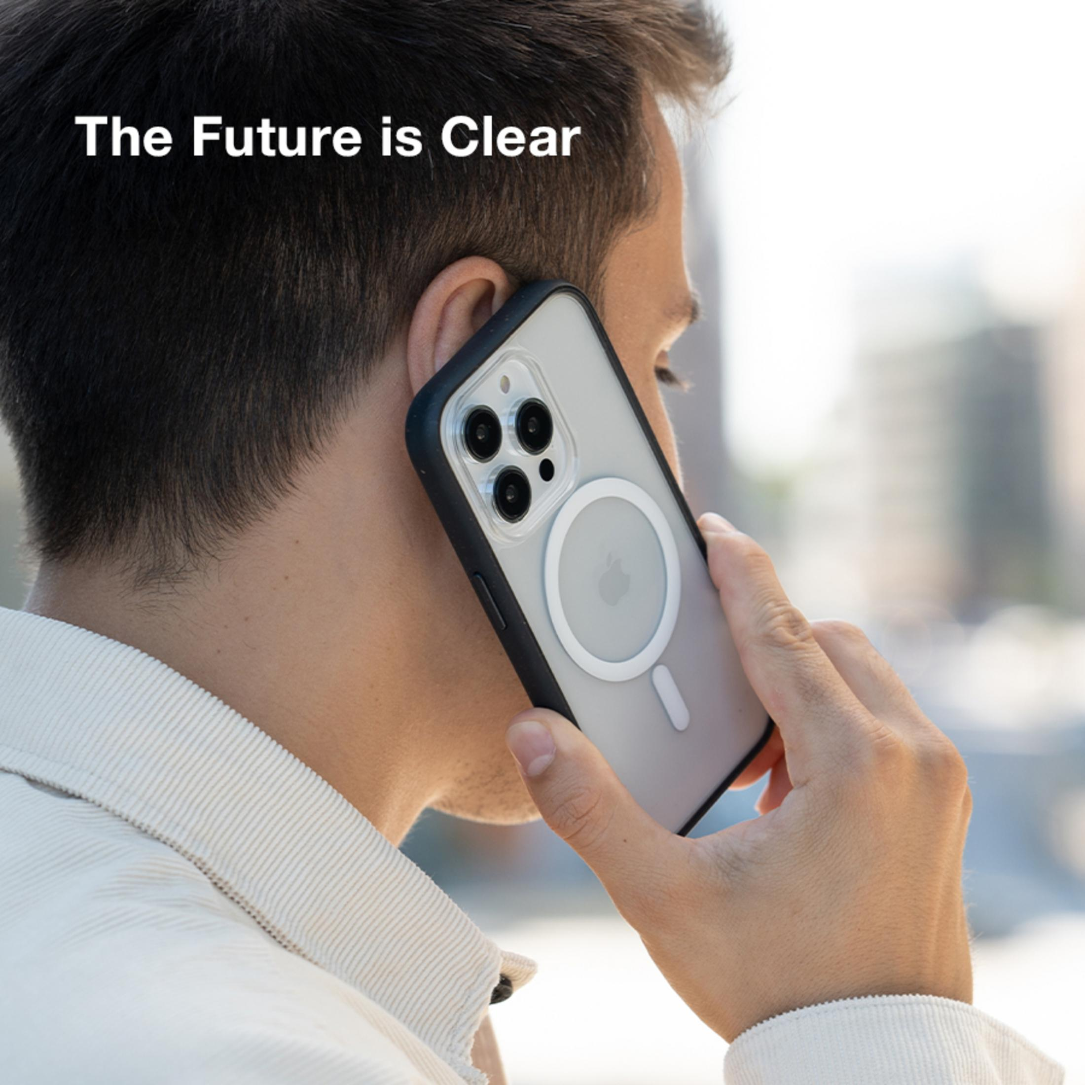 Uomo al telefono con custodia iPhone trasparente, testo: The Future is Clear.