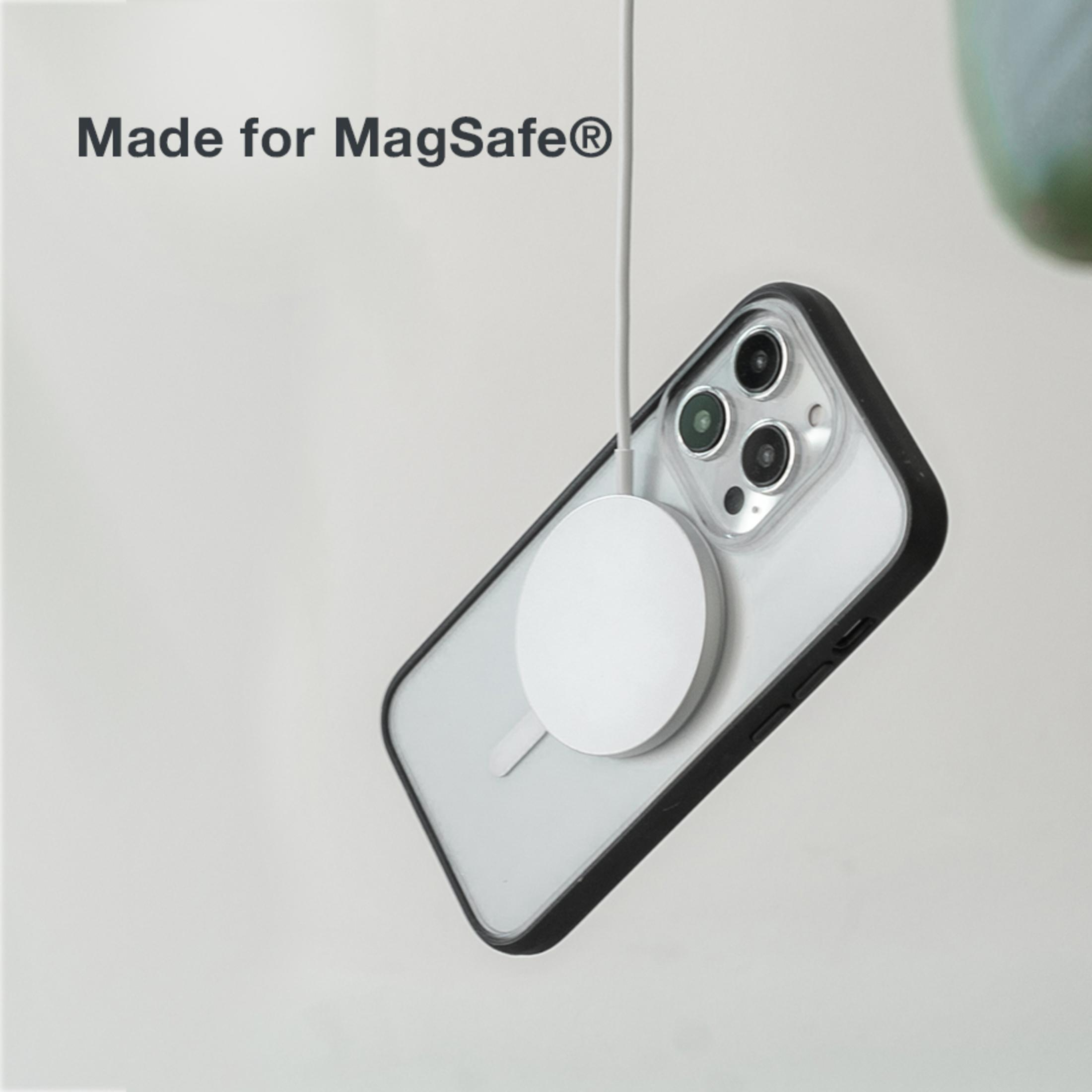 Un iPhone con caricabatterie MagSafe, sospeso da un cavo.