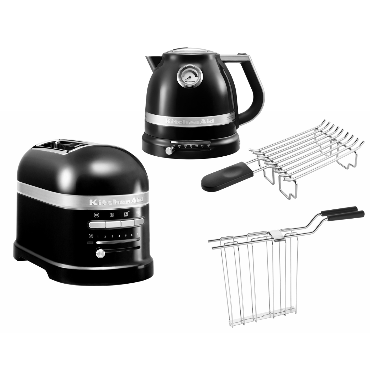 Schwarzer Wasserkocher, Toaster und zwei Roste auf weißem Hintergrund.