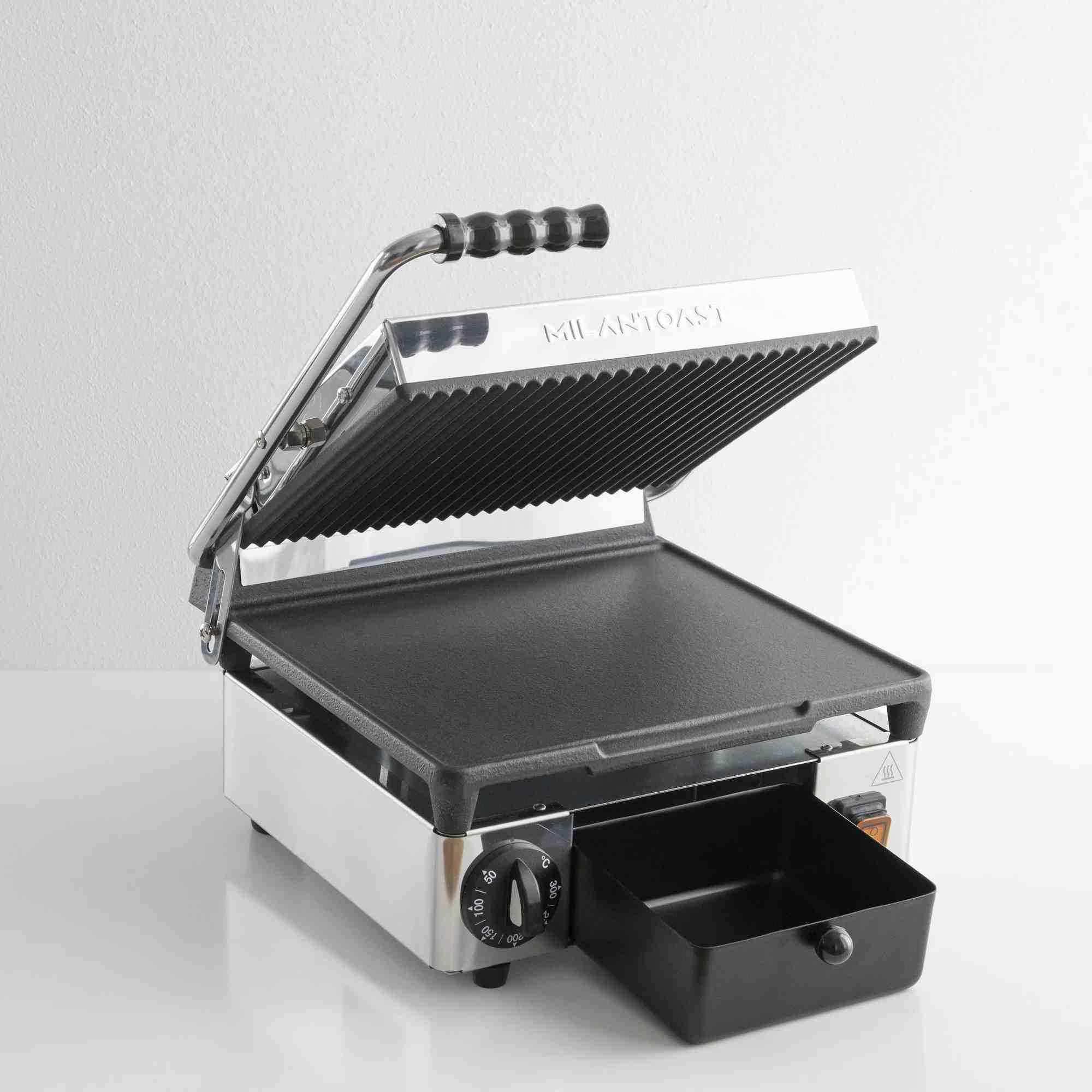 Ein offener Panini-Grill mit Edelstahlgehäuse und geriffelten Grillplatten.