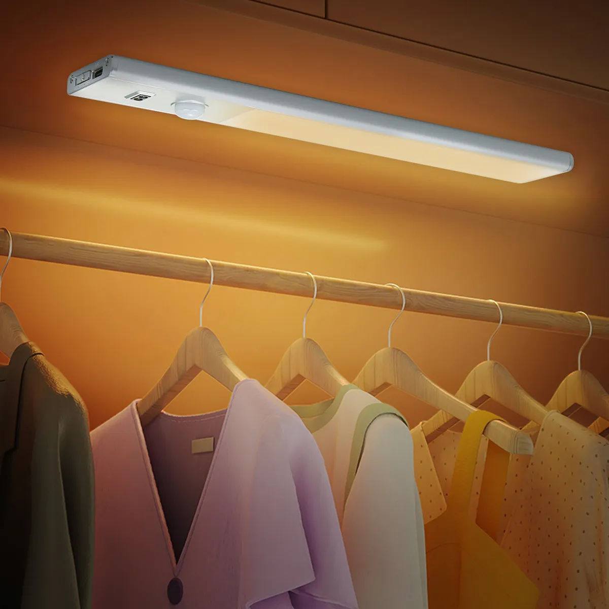 Una luce LED con sensore di movimento sopra un appendiabiti con capi.