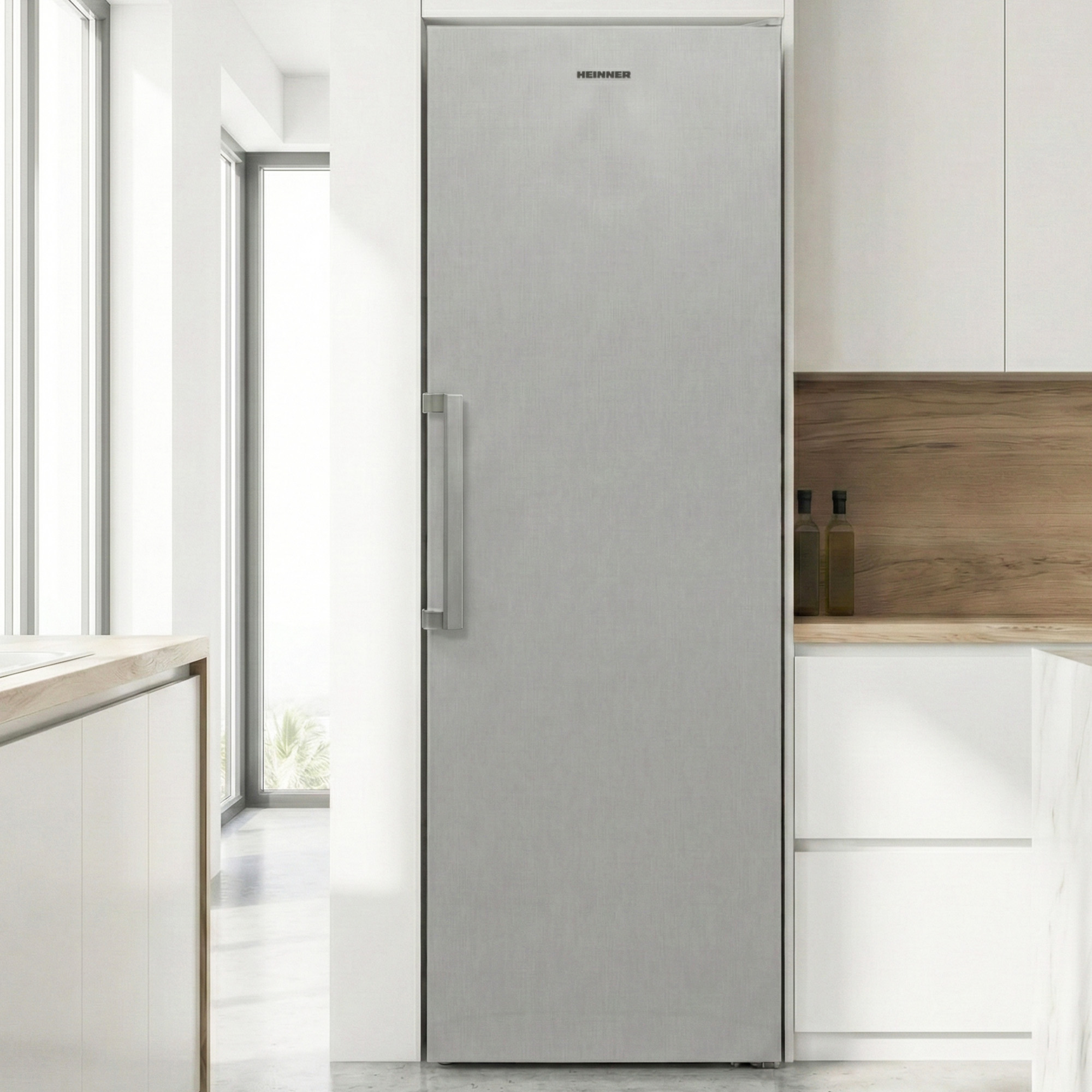 Een zilveren koelkast met handvat in een moderne keuken.