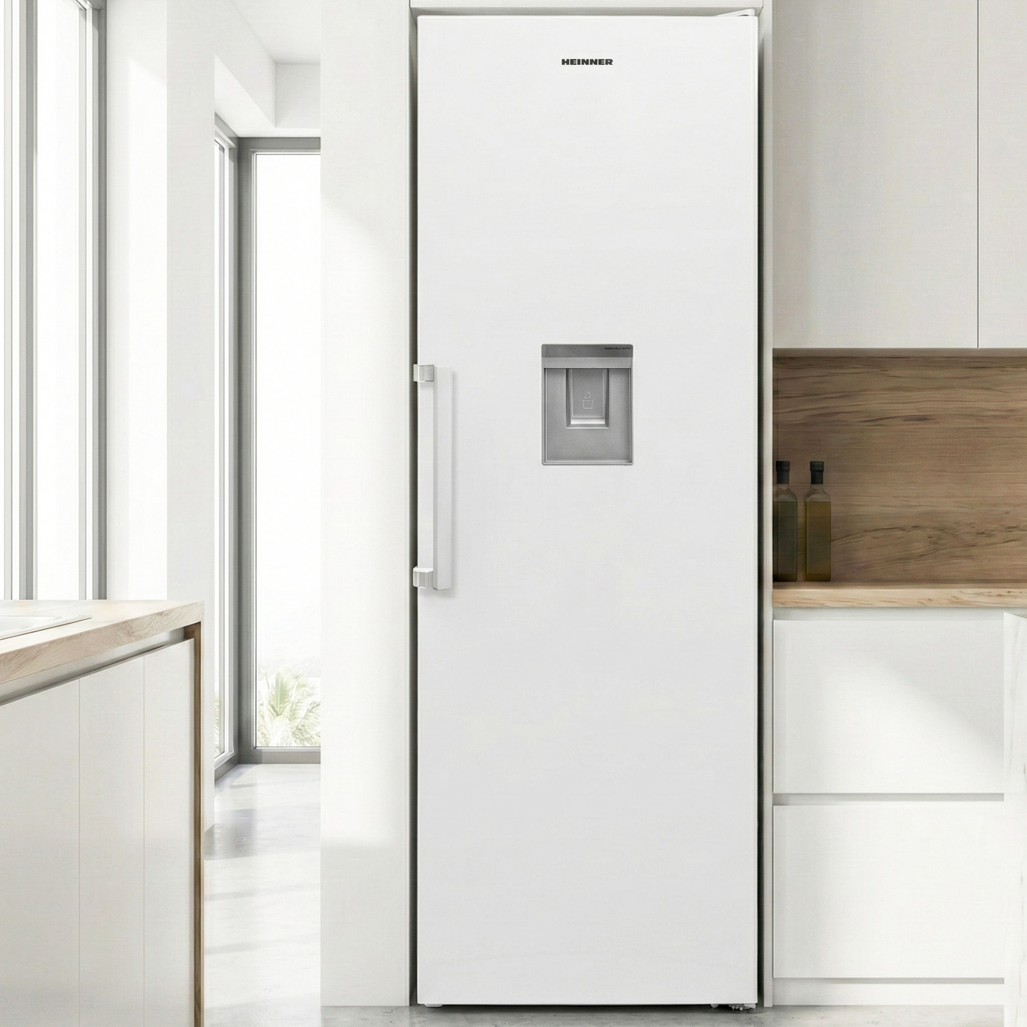 Een witte koelkast met waterdispenser in een moderne keuken.