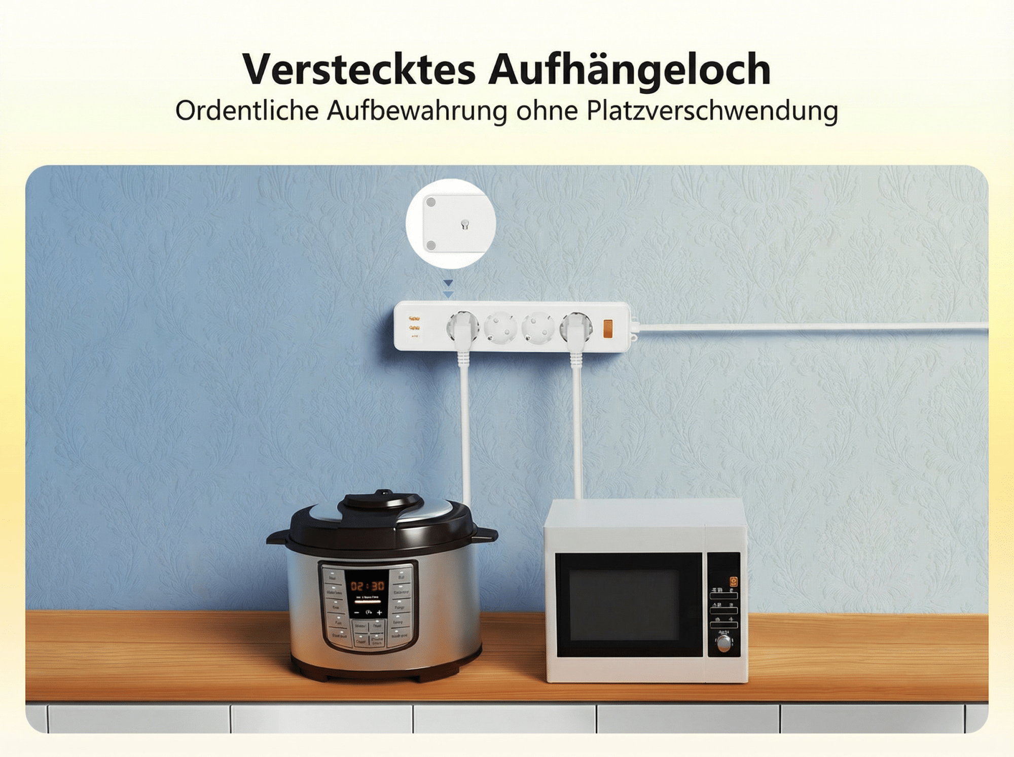 Ein Schnellkochtopf und eine Mikrowelle sind an eine weiße Steckdosenleiste angeschlossen.