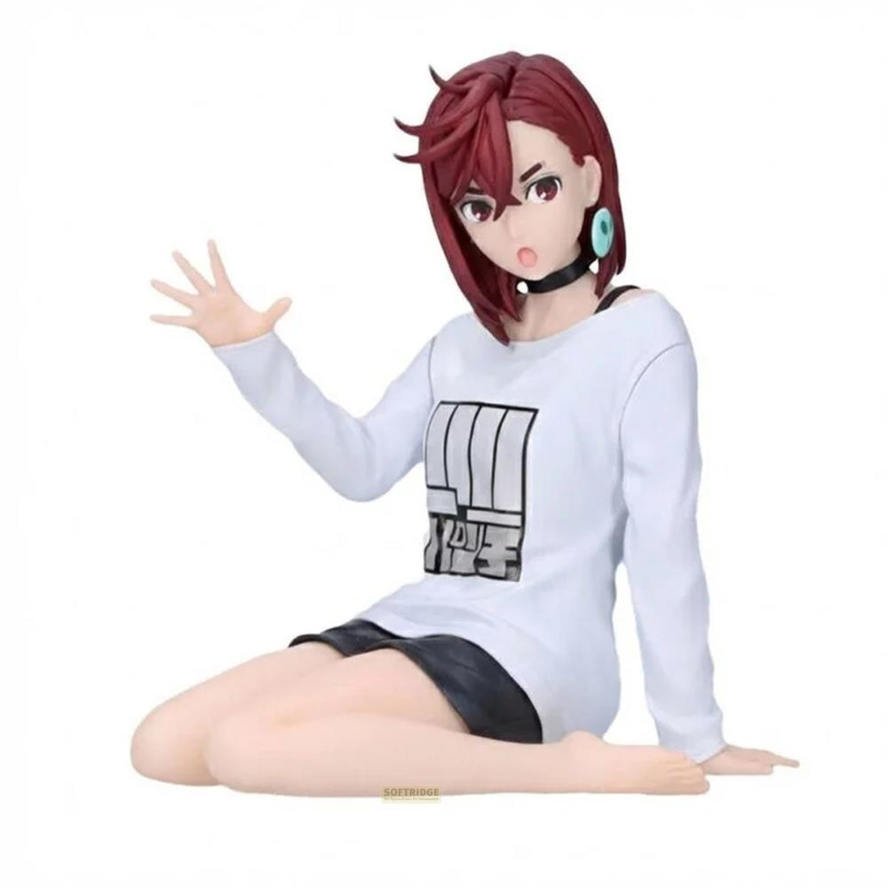 Figura de anime de una chica con pelo rojo, con camiseta blanca y pantalones cortos negros.