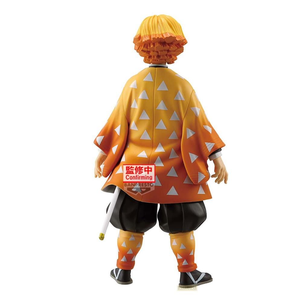 Figura con pelo amarillo, kimono naranja y amarillo con triángulos blancos.