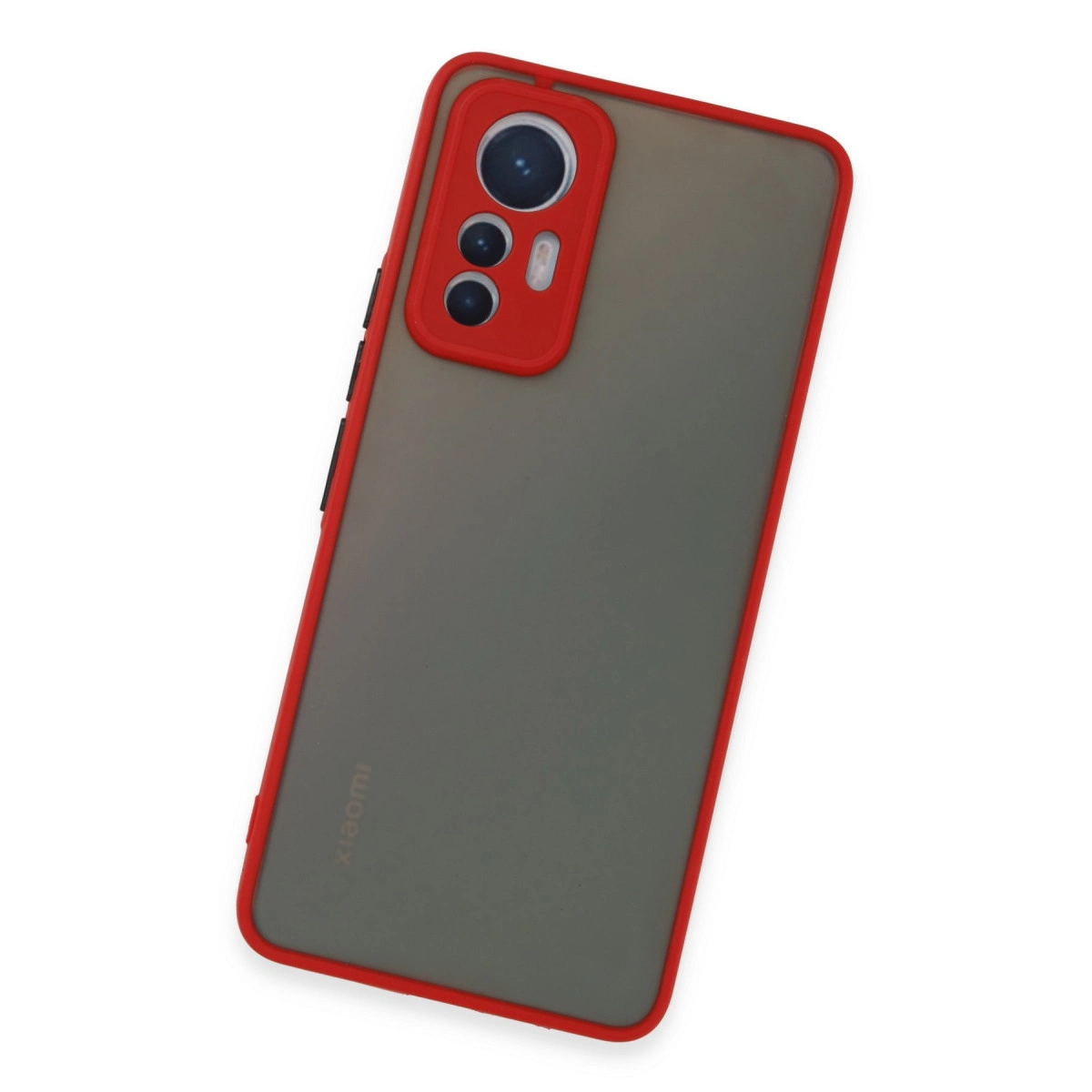Kırmızı çerçeveli ve kamera kesimli gri telefon kılıfı.