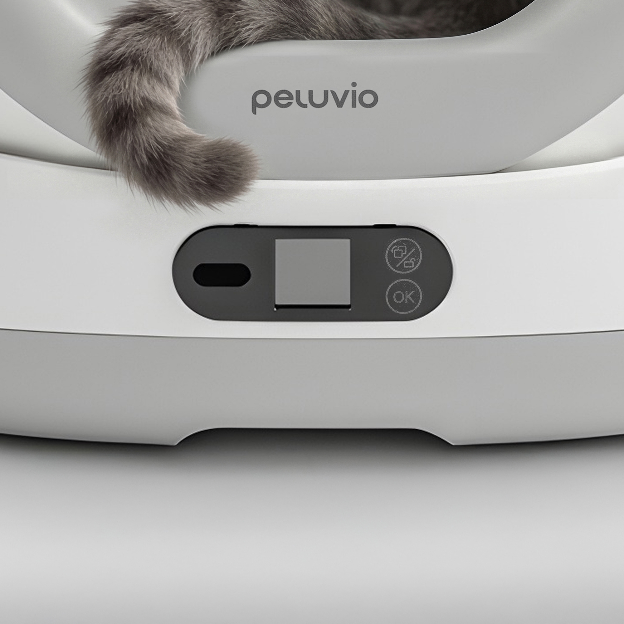 Grauer Katzenhaarschwanz ragt über ein weißes Gerät mit Peluvio-Logo und Bedienfeld.