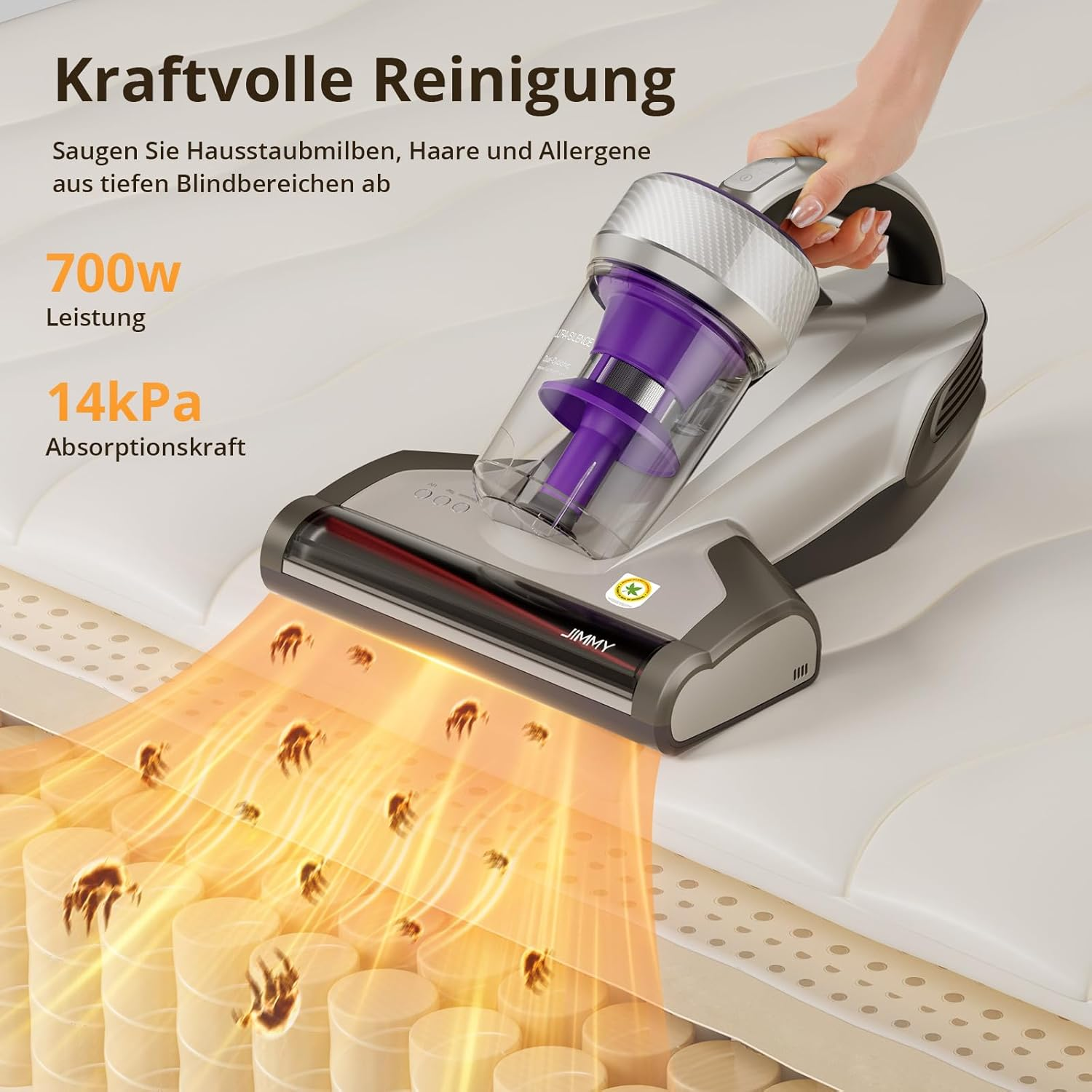 Ein Handstaubsauger saugt Staub und Allergene von einer Matratze.