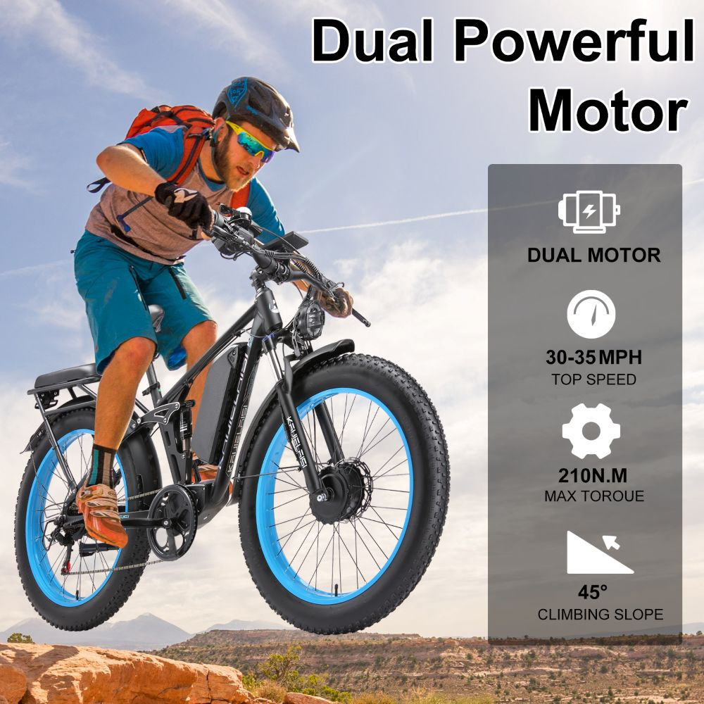 Un hombre monta una bicicleta eléctrica negra con aros azules sobre terreno rocoso.