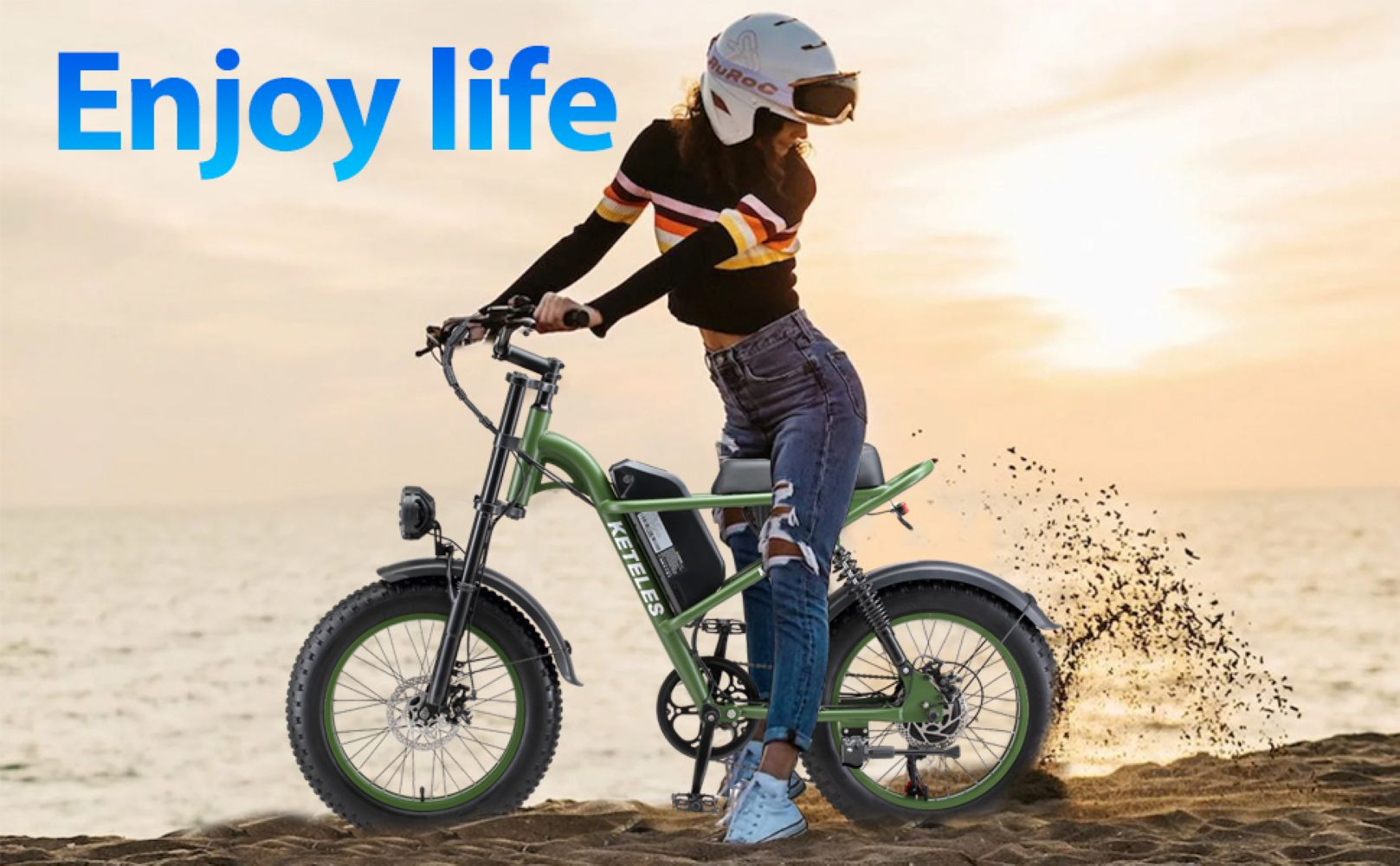 Una mujer en una e-bike verde en la playa al atardecer.
