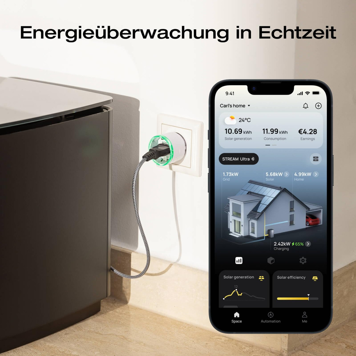 Ein Stecker mit grünem Licht in einer Steckdose neben einem dunklen Schrank.