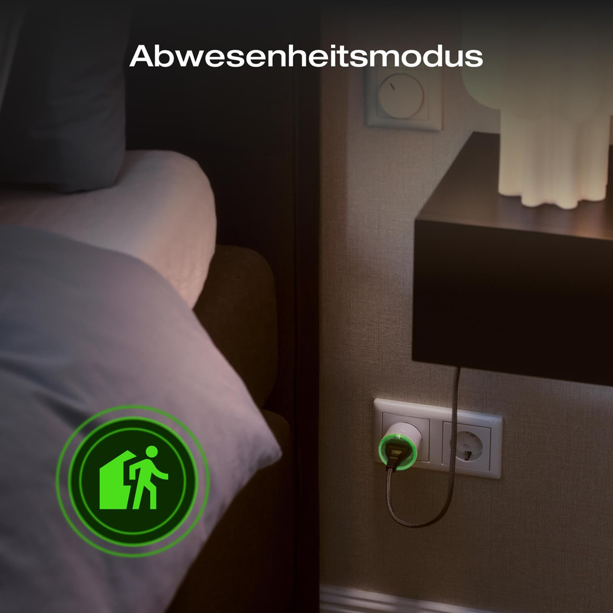 Ein Smart-Stecker leuchtet grün in einer Steckdose neben einem Bett.