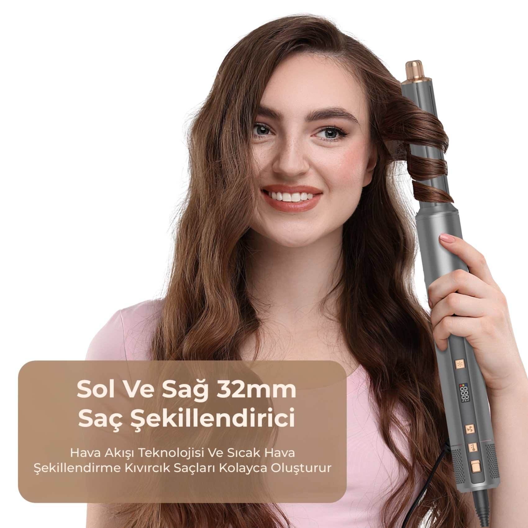 Kahverengi saçlı kadın saçını şekillendirmek için maşa kullanıyor.