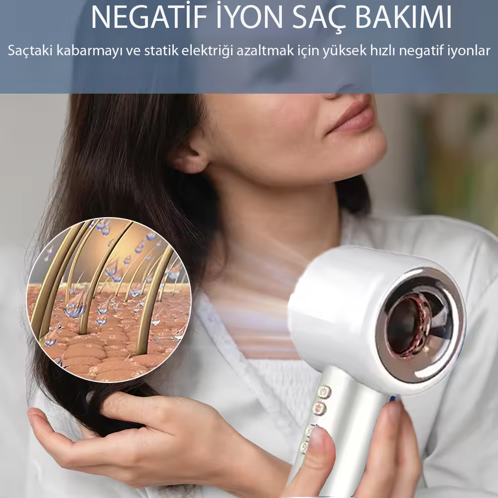 Kadın beyaz saç kurutma makinesi tutuyor. Saç ve saç derisi yakın çekim.