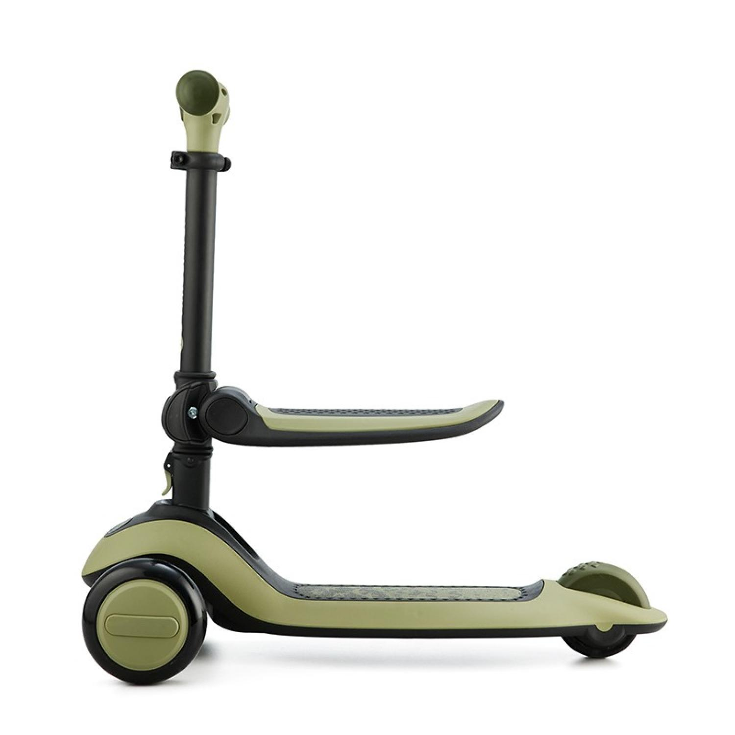 Ein grüner Roller mit drei Rädern und verstellbarem Lenker.