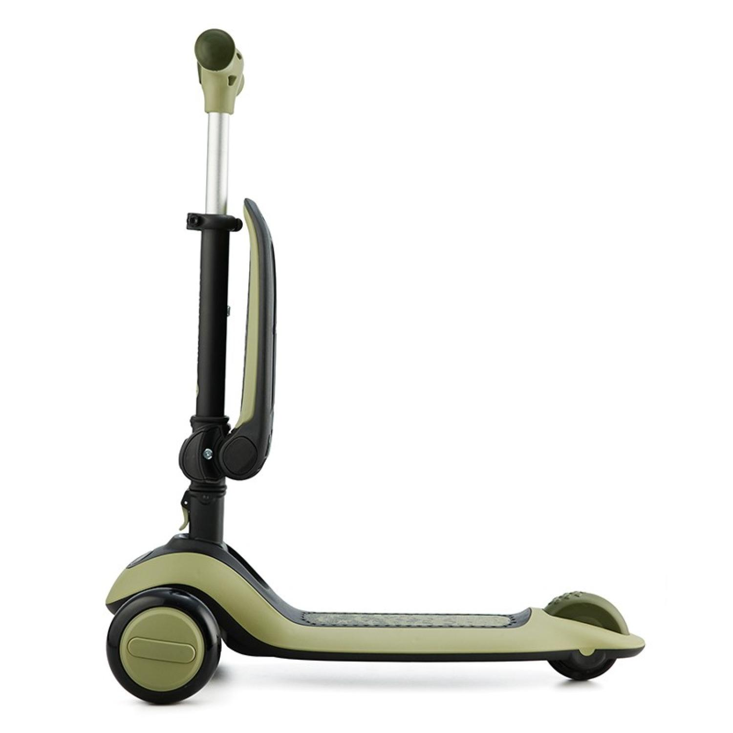 Ein dreirädriger Roller in Khaki und Schwarz mit verstellbarem Lenker.