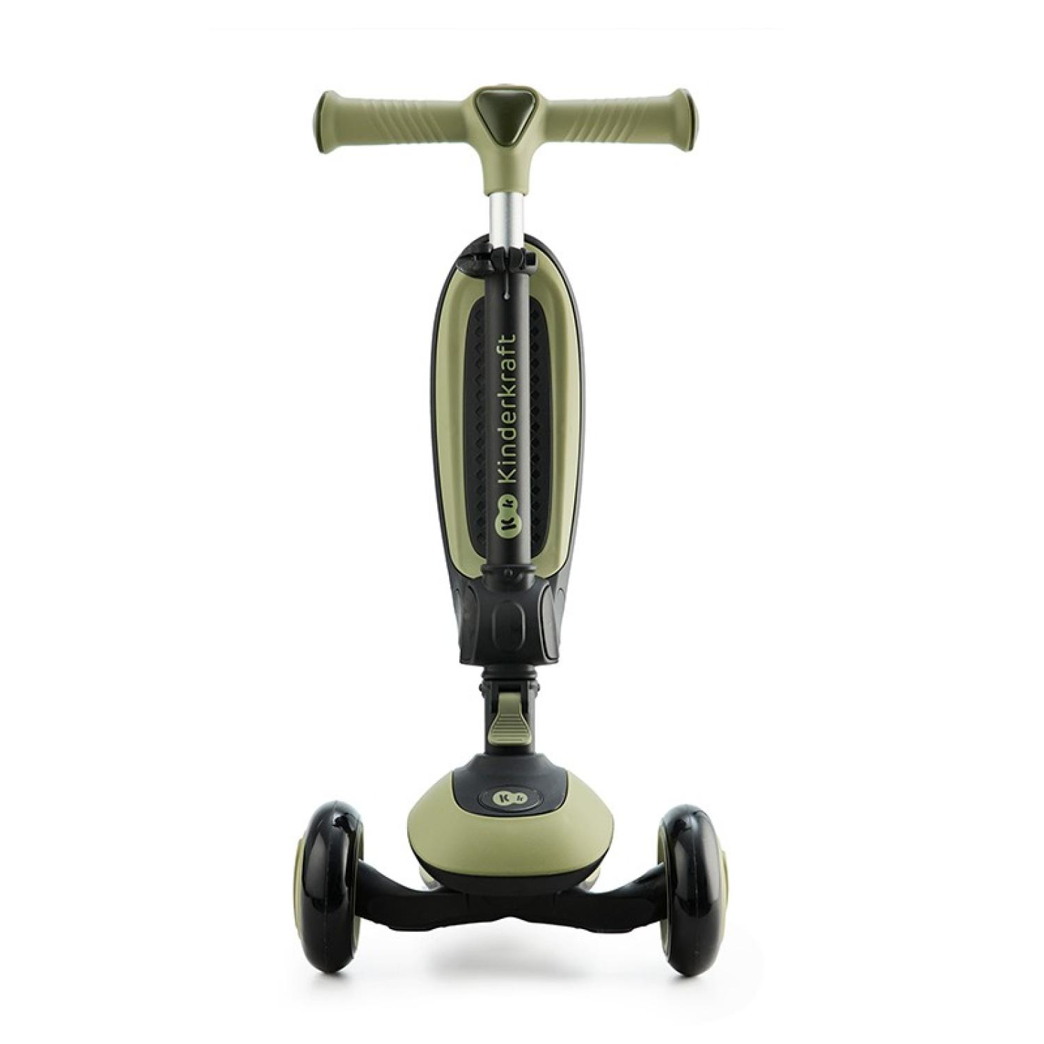 Ein grüner Dreirad-Roller mit schwarzem Lenker und Rädern.