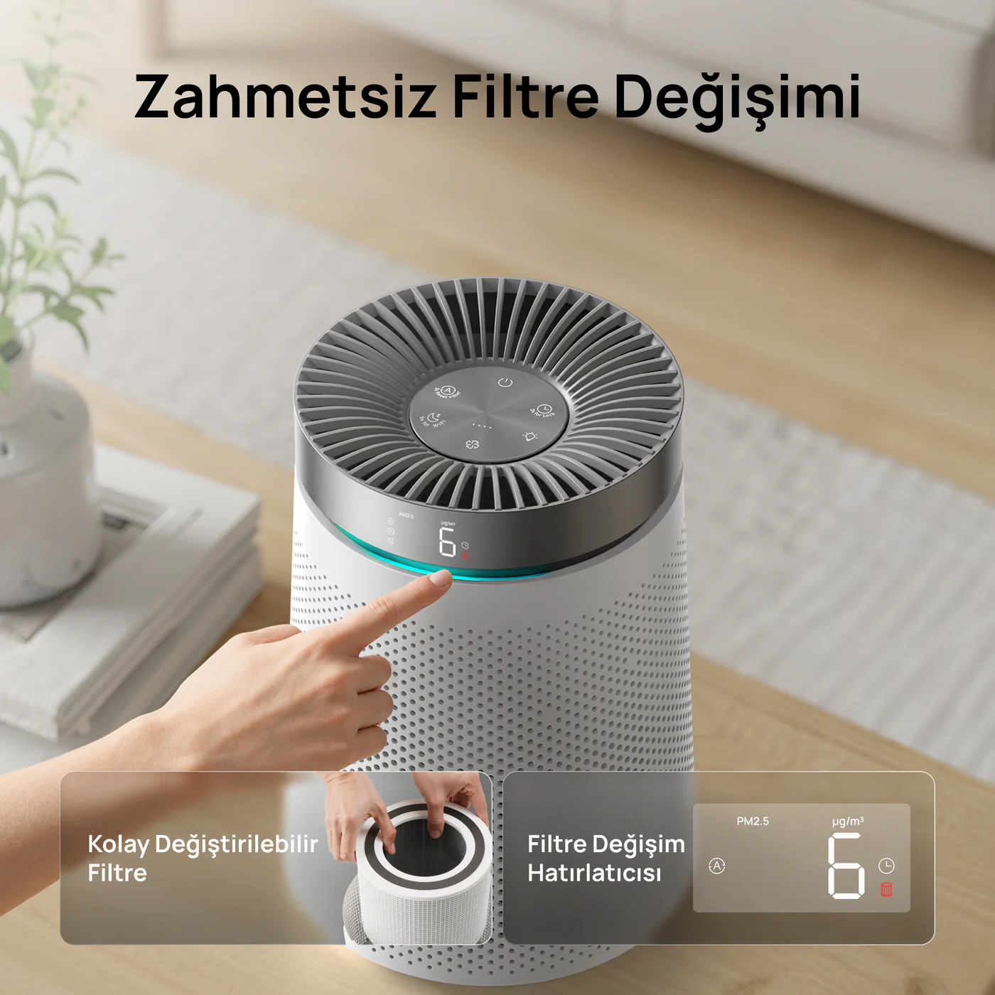 Yeni bir filtre gösteren hava temizleyiciye bir el dokunuyor.