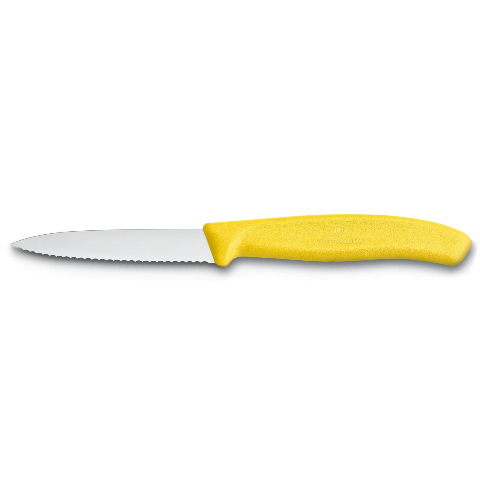 Sarı Victorinox bıçağı, tırtıklı ağzı beyaz arka planda.
