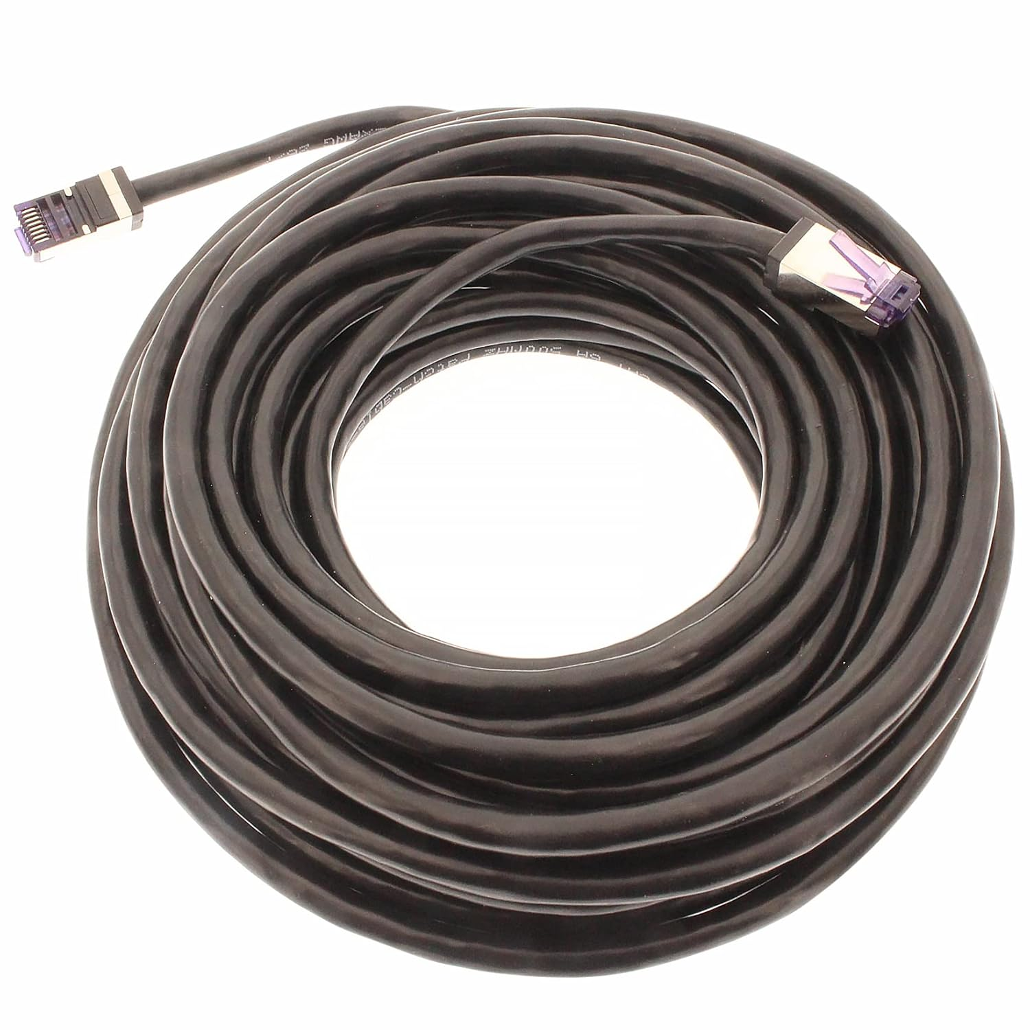 Her iki ucunda mor konektörleri olan siyah bir Ethernet kablosu sarılı.
