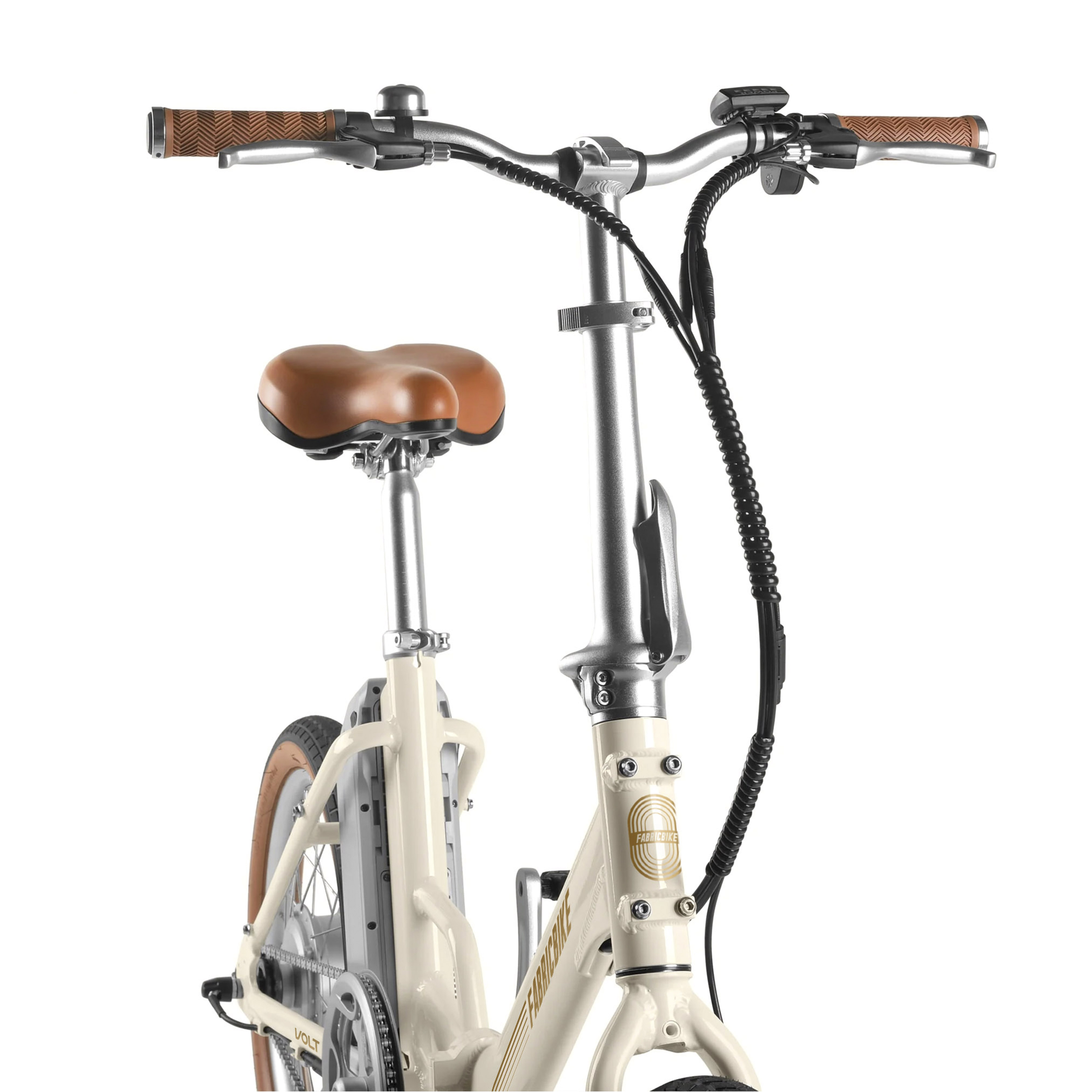 Una e-bike plegable color crema con sillín y manillar marrones.